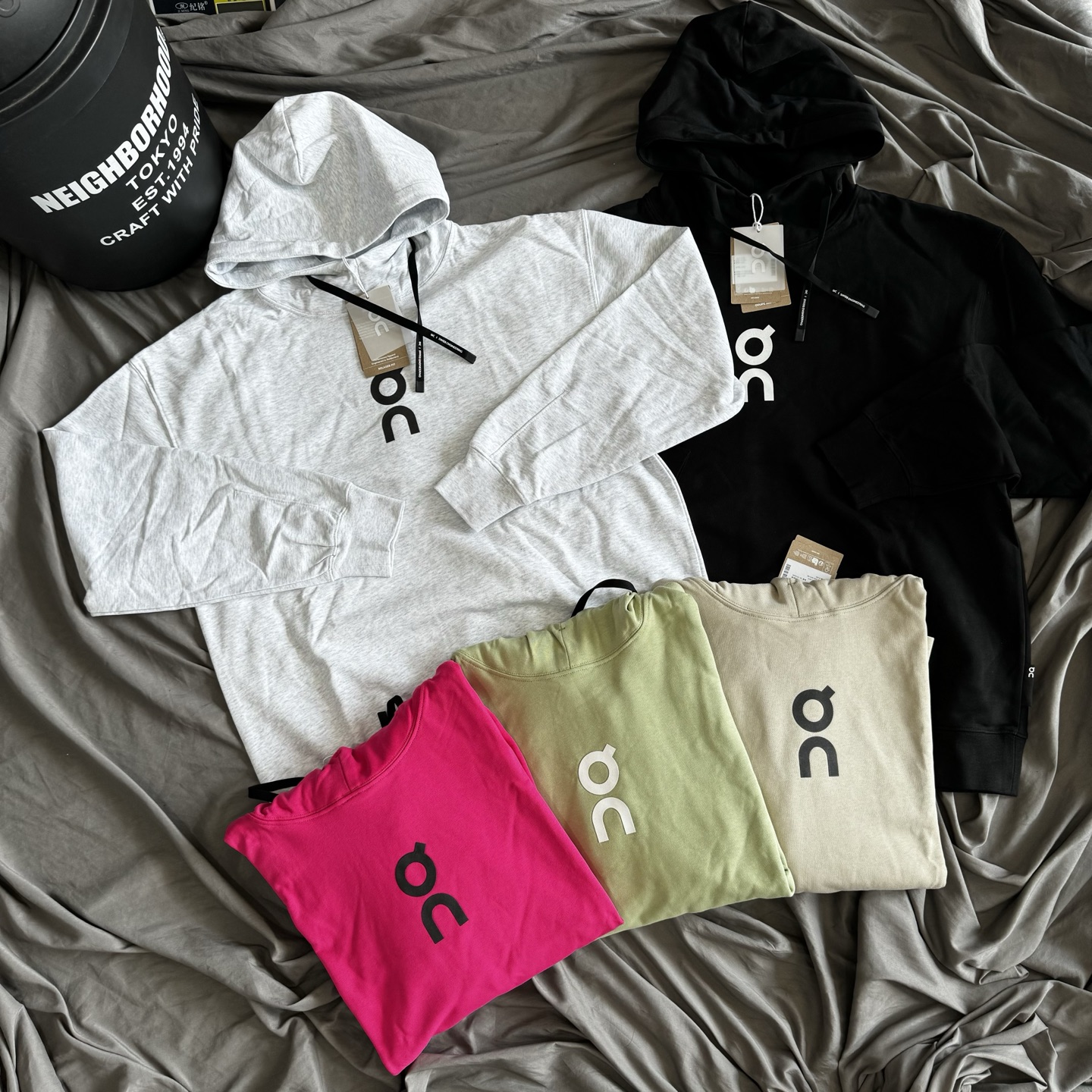 P200
On 昂跑Club Hoodie 重磅运动连帽卫衣 帽衫 半高领陈奕迅同款 【玫红最大xl】
尺码	肩宽	胸围 袖长	衣长
S	      58	      120	58	     72
M	      60	      124	59.5	74
L	      62	      128	61	     76	
XL	      64	      132	62.5	78
XXL	66	      136	64	     80