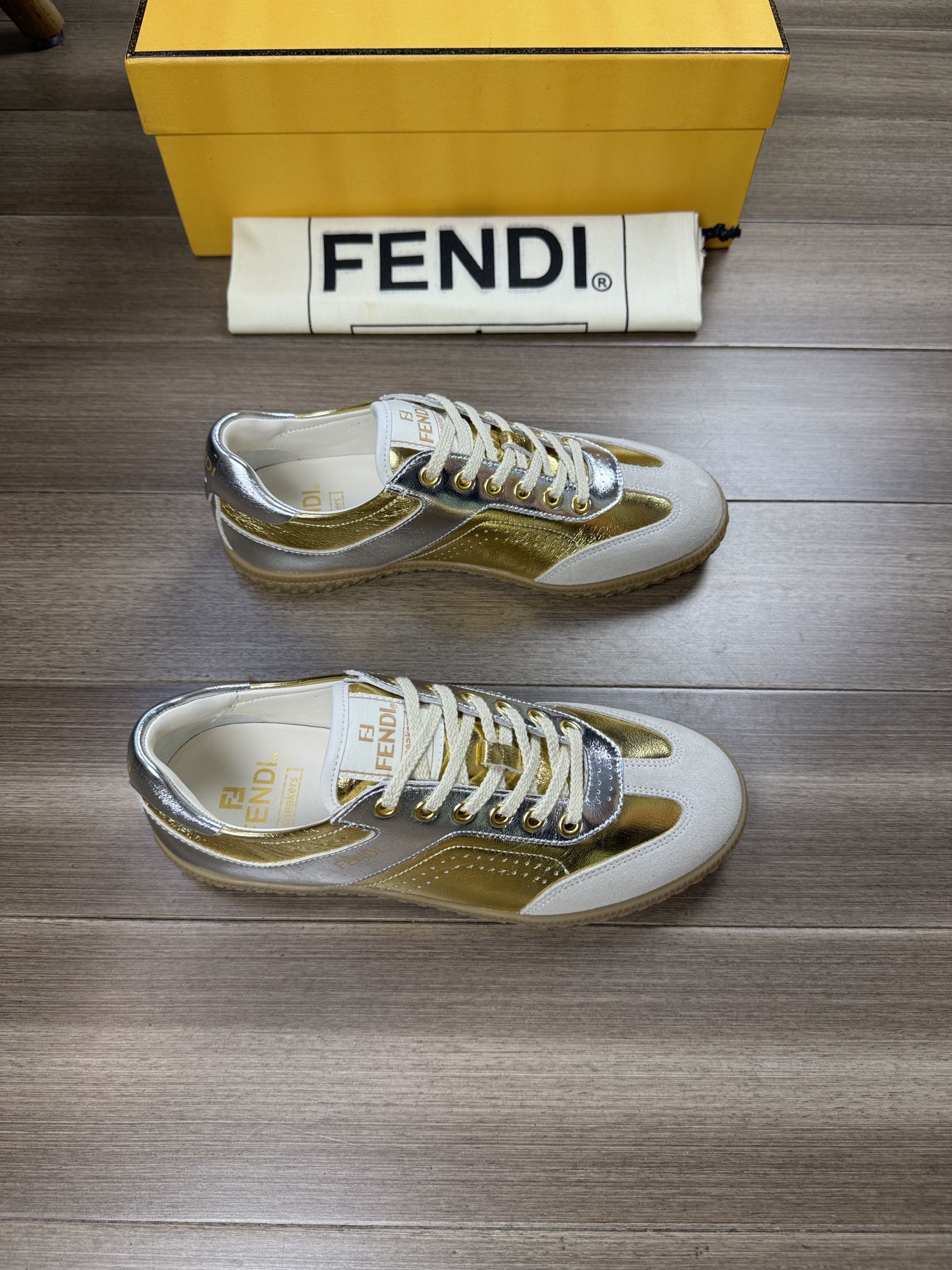 NO:271000,【Fend*】Fenjia - High-end quality Original single couple outfit - Imported gold and silver double color-blocked cowhide leather on the upper, high Zhoubo brand logo, reverse velvet calf leather - inner water dyed cowhide - outsole original TPR. Rubber; molded outsole - ultra-high quality control, fine workmanship highlighted (high-end, noble, grade) - Size men and women same style 36-44 (female 35, 40, men 38, 45, can be customized)·,,fendi,fendi,cowhide19860909【Fend*】芬家 -高端品质 原单情侣装 -鞋面进口金银双拼色牛皮、高周波品牌logo、反绒小牛皮 -内里水染牛皮 -大底原版 TPR.橡胶；成型大底 -超高品控·做工精细凸显(高端·贵气·档次) -Size男女同款36-44（女35,40,男38,45,可订做)·,,fendi,fendi,cowhide,Men's shoes