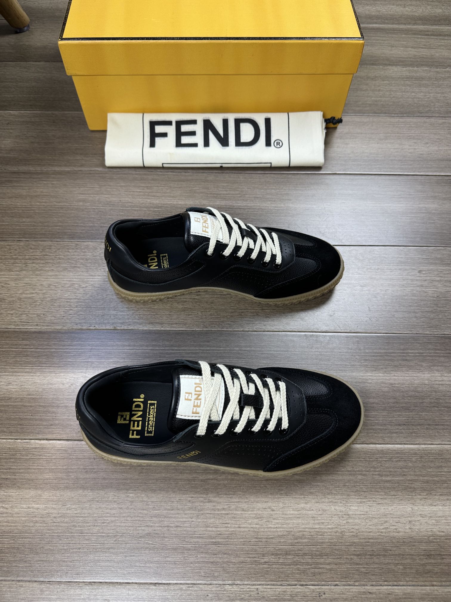 NO:271003,【Fend*】Fenjia - High-end quality Original single couple outfit - Imported Napa calfskin on the upper. Hand-punched, high-cycle brand logo, reverse velvet calfskin - Inner water dyed cowhide - Outsole original TPR. Rubber; molded outsole - Ultra-high quality control, fine workmanship highlighted (high-end, noble, grade) - Size men and women same style 36-44 (female 35, 40, men 38, 45, can be customized)·,,fendi,fendi,cowhide19860909【Fend*】芬家 -高端品质 原单情侣装 -鞋面进口纳帕小牛皮.手工打孔、高周波品牌logo、反绒小牛皮 -内里水染牛皮 -大底原版 TPR.橡胶；成型大底 -超高品控·做工精细凸显(高端·贵气·档次) -Size男女同款36-44（女35,40,男38,45,可订做)·,,fendi,fendi,cowhide,Men's shoes
