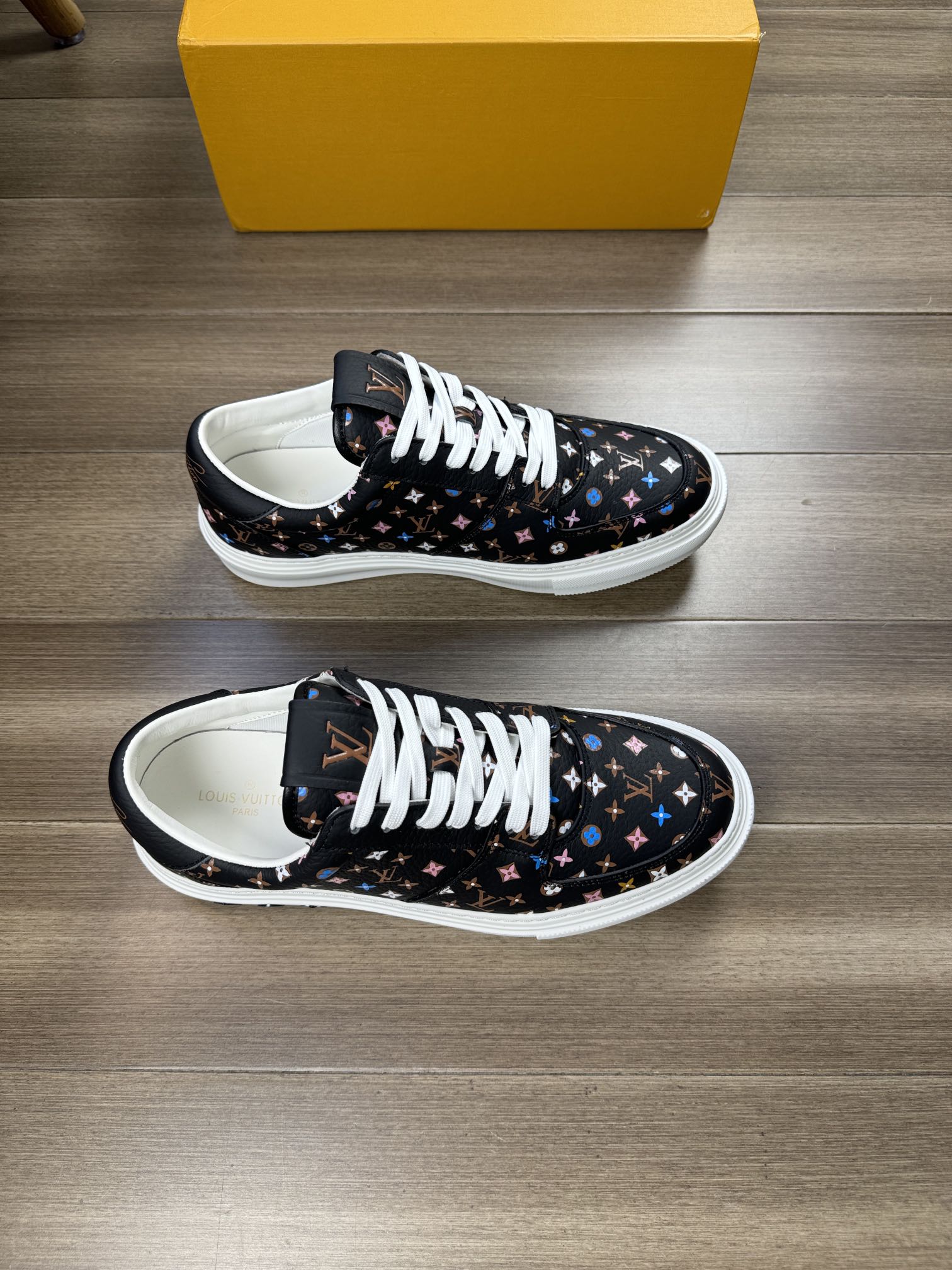 NO:271359,【Loui* Vuitt**】Loui** - High-end quality original single - Imported lyre-patterned calfskin on the upper, color-printed high Zhoubo brand totem, shoe tongue. Heel silk-printed high Zhoubo brand logo - Inner water-dyed cowhide - Outsole original TPR·Rubber·Dual-color molded outsole - Ultra-high quality control·fine workmanship highlighted (high-end·Noble·Level) -Size 39-44 (38,45 can be customized)·0111,,louis vuitton,louis vuitton,cowhide19860909【Loui* Vuitt**】路易** -高端品质 原单 -鞋面进口荔纹小牛皮、彩印高周波品牌图腾、鞋舌.后跟丝印高周波品牌logo -内里水染牛皮 -大底原版TPR·橡胶·双色成型大底 -超高品控·做工精细凸显(高端·贵气·档次) -Size 39-44（38,45可订做)·0111,,louis vuitton,louis vuitton,cowhide,Men's shoes