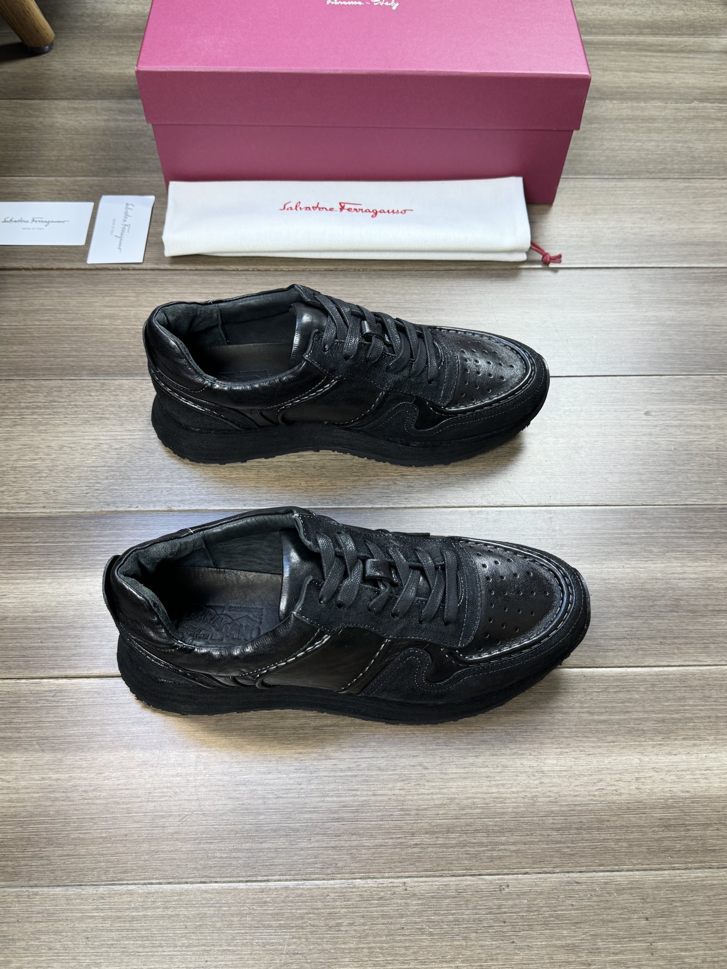 NO:346950,【 Ferragamo】 Ferragamo - High-end quality Original single casual sneakers - Upper wash waxy horse leather, reverse velvet horse leather, strand stitching - Inner water dyed cowhide - Outsole super leather·rubber; Combined molded leather outsole - Ultra high quality control·fine workmanship highlights (high-end, noble, grade) -Size 39-44 (38,45, custom made)·8866,, ferragamo, ferragamo, sneakers, cowhide, Leather soles19860909【 Ferragamo】菲拉格慕  -高端品质 原单休闲运动鞋 -鞋面水洗蜡感马皮、反绒马皮、起股车缝线 -内里水染牛皮 -大底超真皮·橡胶；组合成型真皮大底 -超高品控·做工精细凸显(高端·贵气·档次) -Size 39-44（38,45,可订做)·8866,,ferragamo,ferragamo,sneakers,cowhide,Leather soles,Men's shoes