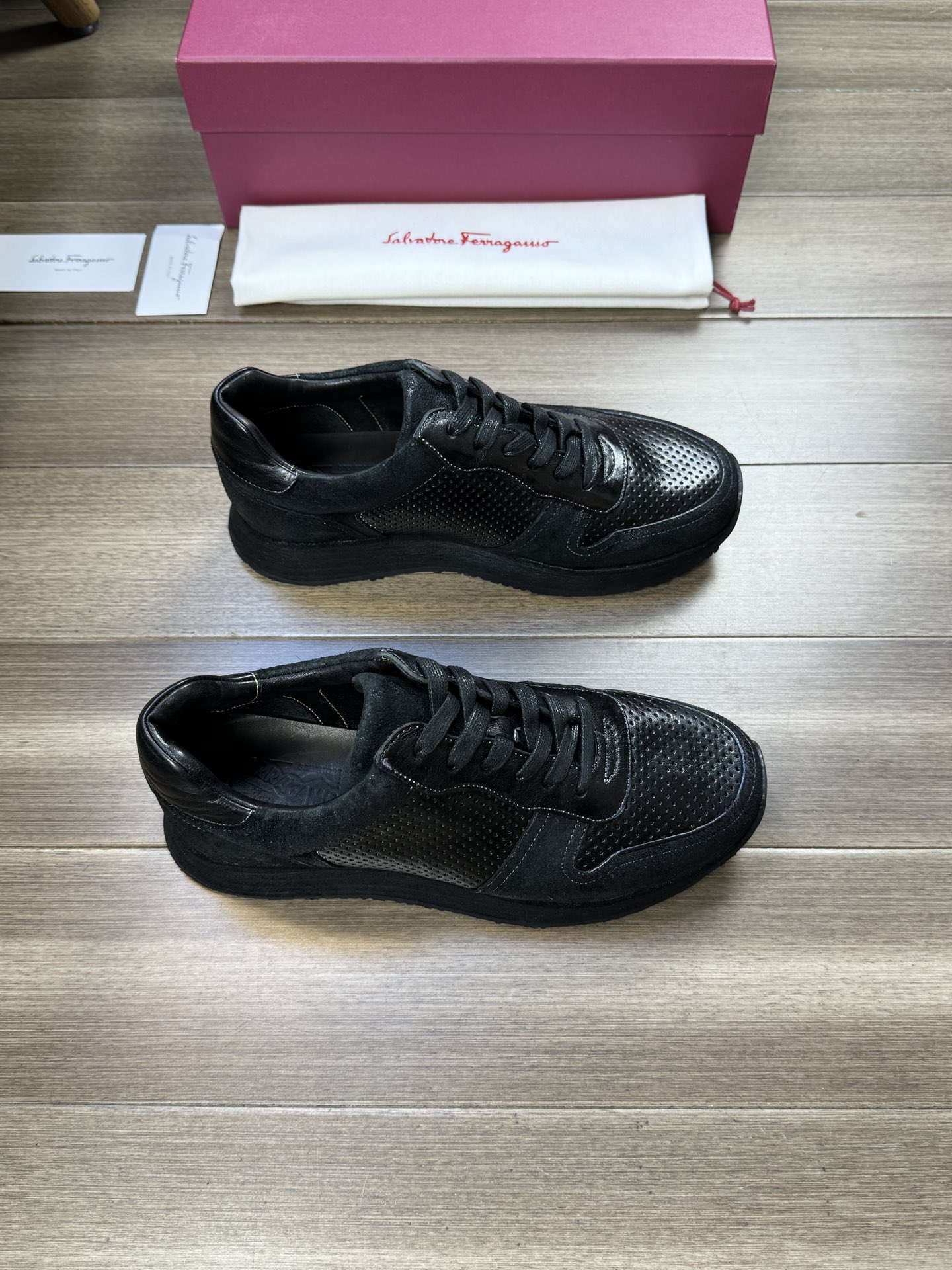 NO:346963,【 Ferragamo】 Ferragamo - High-end quality Original single casual sneakers - Upper wash waxy feel, punching process, reverse velvet horse leather - Inner water dyed cowhide - Outsole super leather·rubber; Combined molded leather outsole - Ultra high quality control·fine workmanship highlights (high-end, noble, grade) -Size 39-44 (38,45, custom made)·8866,, ferragamo, ferragamo, sneakers, cowhide, Leather soles19860909【 Ferragamo】菲拉格慕  -高端品质 原单休闲运动鞋 -鞋面水洗蜡感马皮、打孔工艺、反绒马皮 -内里水染牛皮 -大底超真皮·橡胶；组合成型真皮大底 -超高品控·做工精细凸显(高端·贵气·档次) -Size 39-44（38,45,可订做)·8866,,ferragamo,ferragamo,sneakers,cowhide,Leather soles,Men's shoes