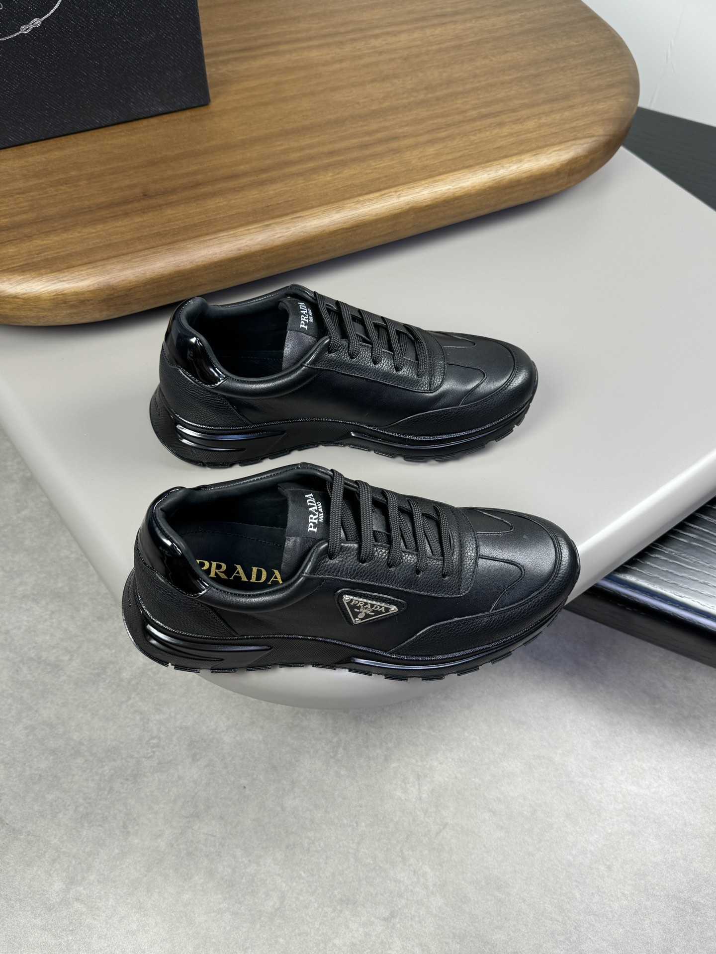 NO:270704,【PRADA】Prada - High-end quality Original single - Imported Napa calfskin, slam-patterned calfskin, shoe body brand metal fasteners - Inner water dyed cowhide - Outsole ultra-light TPU foamed·rubber; Two-color molded sole - Ultra-high quality control·fine workmanship, highlighting (high-end·noble·grade) -Size 39-44 (38,45, custom made)·0118,,prada,prada,cowhide19860909【PRADA】普拉达  -高端品质 原单 -鞋面进口纳帕小牛皮、摔纹小牛皮、鞋身品牌金属扣件 -内里水染牛皮 -大底超轻TPU发泡·橡胶；双色成型大底 -超高品控·做工精细,凸显(高端·贵气·档次) -Size 39-44（38,45,可定做)·0118,,prada,prada,cowhide,Men's shoes
