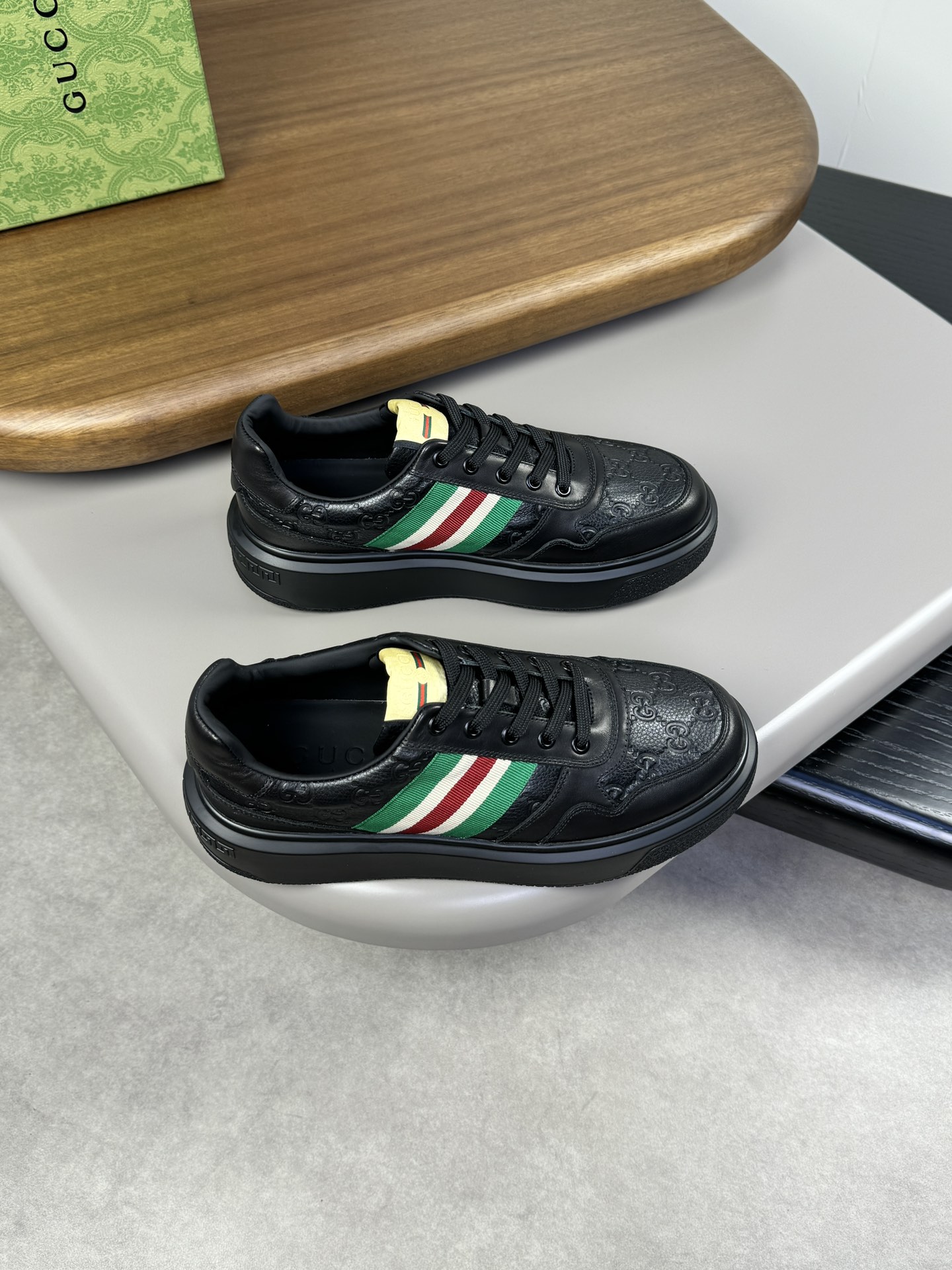 NO:270819,[Gucci] Gucci - High-end quality Original single - Imported Napa calfskin with stumbled pattern calfskin. Air compressor brand totem, shoe body brand webbing - Inner water dyed cowhide - Outsole ultra-light TPU foaming. Rubber; Two-color molded sole - Ultra-high quality control·fine workmanship highlighted (high-end, noble, grade) -Size 38-44 (45, custom made)·G03726,,gucci,gucci,cowhide19860909【Gucci】古驰  -高端品质 原单 -鞋面进口纳帕小牛皮、摔纹小牛皮.空压品牌图腾、鞋身品牌织带 -内里水染牛皮 -大底超轻TPU发泡.橡胶；双色成型大底 -超高品控·做工精细凸显(高端·贵气·档次) -Size 38-44（45,可订做)·G03726,,gucci,gucci,cowhide,Men's shoes