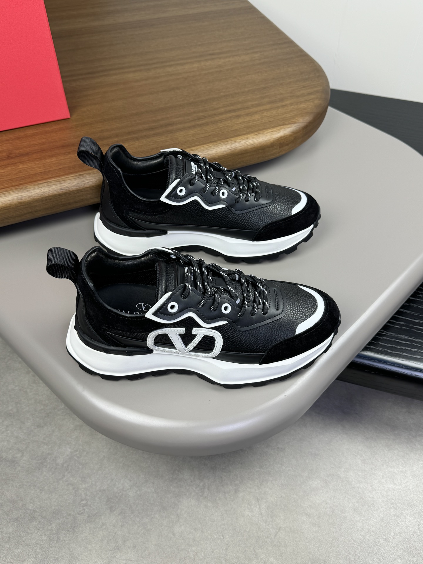 NO:270626,【VALENTION】 Valentino - High-end quality Original single - Upper Napa calfskin, swaggered calfskin, reverse velvet cowhide, shoe body computer sewing brand totem - Inner mixed-bred sheepskin, foot pad; Water dyed cowhide - Outsole ultra-light TPU·rubber foam; Two-color molded sole - Ultra-high quality control·fine workmanship highlighting (high-end, noble, grade) -Size39-44 (38,45 can be customized)·VT1086,,valentino,valentino,cowhide,sheepskin19860909【VALENTION】华伦天奴 -高端品质 原单 -鞋面纳帕小牛皮、摔纹小牛皮、反绒牛皮、鞋身电脑车缝品牌图腾 -内里混种羊皮,垫脚; 水染牛皮 -大底超轻TPU·橡胶发泡；双色成型大底 -超高品控·做工精细凸显(高端·贵气·档次) -Size39-44（38,45可订做)·VT1086,,valentino,valentino,cowhide,sheepskin,Men's shoes