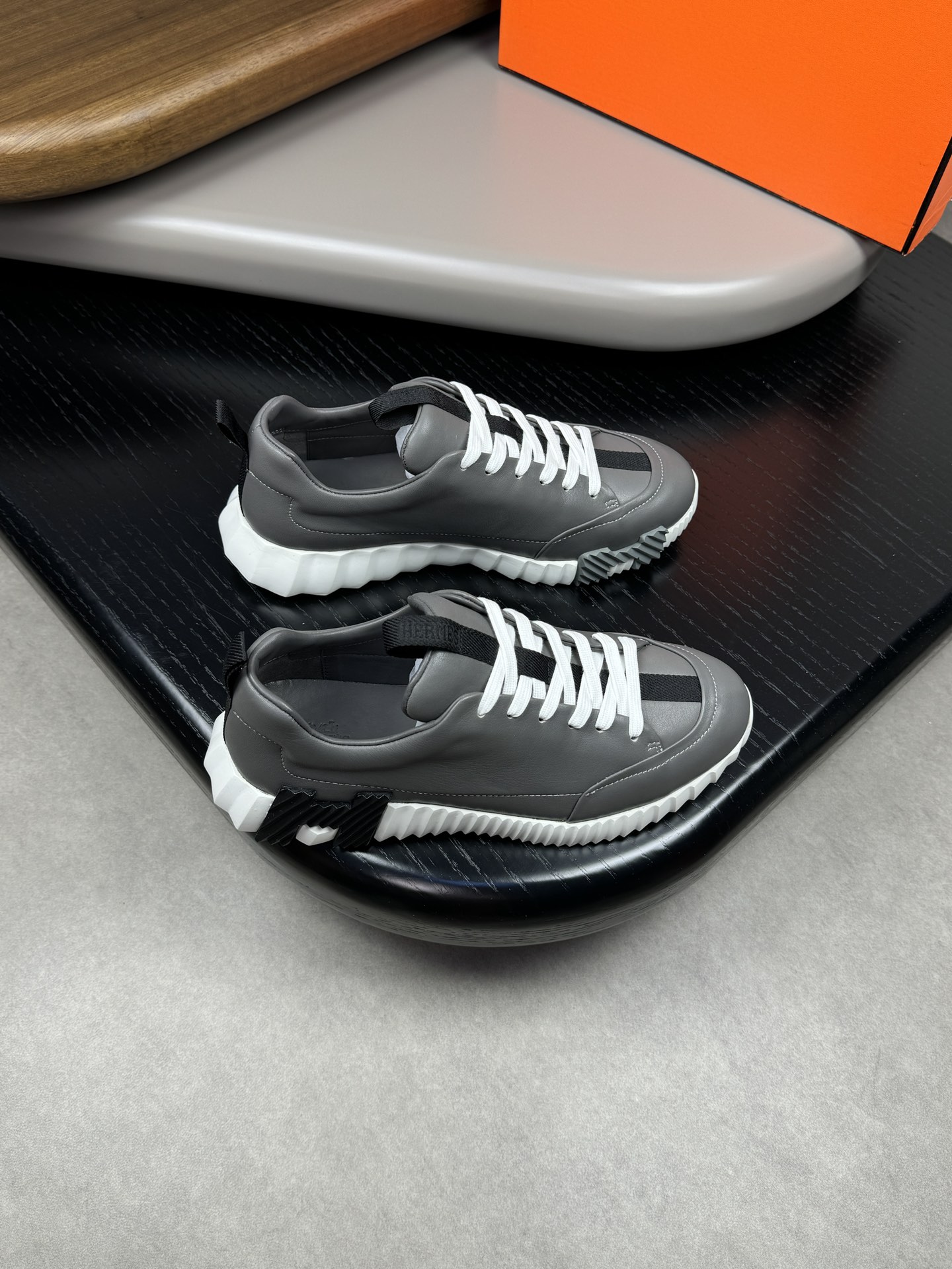 NO:270449,【HERMES】HERMES - High-end quality Original single - Upper Napa calfskin, tongue, heel. Brand logo webbing - Inner water dyed cowhide - Outsole ultra-light TPU foaming·Rubber two-color molded outsole - Ultra-high quality control·fine workmanship highlighted (high-end, noble, grade) -Size 39-44 (38,45, custom made),,hermes,hermes,cowhide19860909【 HERMES】爱马仕  -高端品质 原单 -鞋面纳帕小牛皮、鞋舌.后跟.品牌logo织带 -内里水染牛皮 -大底超轻TPU发泡·橡胶双色成型大底 -超高品控·做工精细凸显(高端·贵气·档次) -Size 39-44（38,45,可订做),,hermes,hermes,cowhide,Men's shoes