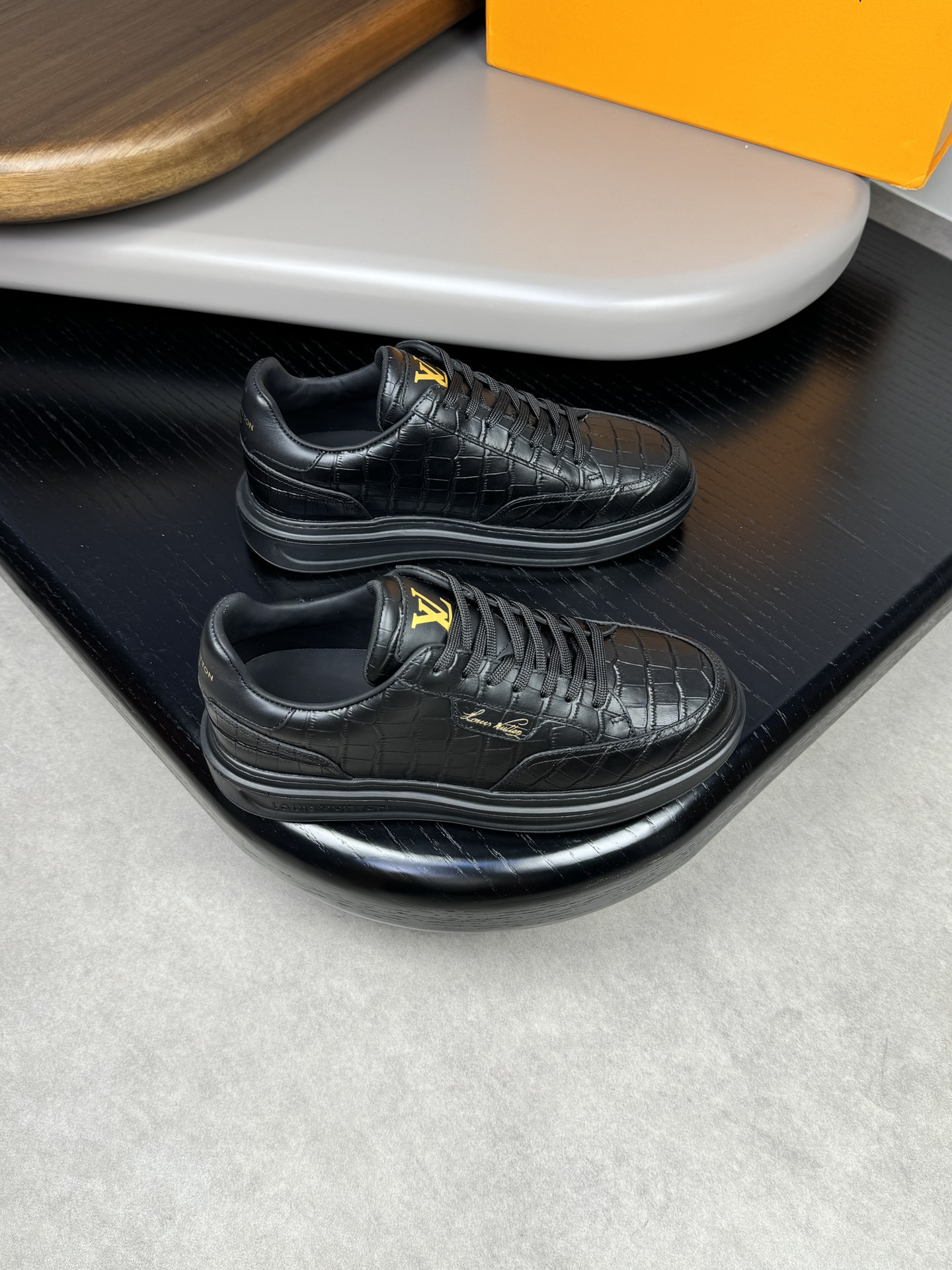 NO:270524,【Louis Vuitton】Louis Vuitton - High-end quality original single - Upper stone pattern calfskin, shoe body silk-print brand totem, heel, tongue. Silk-print brand logo - Inner water dyed cowhide - Outsole ultra-light TPU foamed sole - Ultra-high quality control · Fine workmanship highlight (high-end, noble, grade) - Size 38-44 (45, custom made)·L0117,,louis vuitton,louis vuitton,cowhide19860909【Louis Vuitton】路易威登 -高端品质 原单 -鞋面石头纹小牛皮、鞋身丝印品牌图腾、后跟.鞋舌.丝印品牌logo -内里水染牛皮 -大底超轻TPU发泡成型大底 -超高品控·做工精细凸显(高端·贵气·档次) -Size 38-44（45,可订做)·L0117,,louis vuitton,louis vuitton,cowhide,Men's shoes