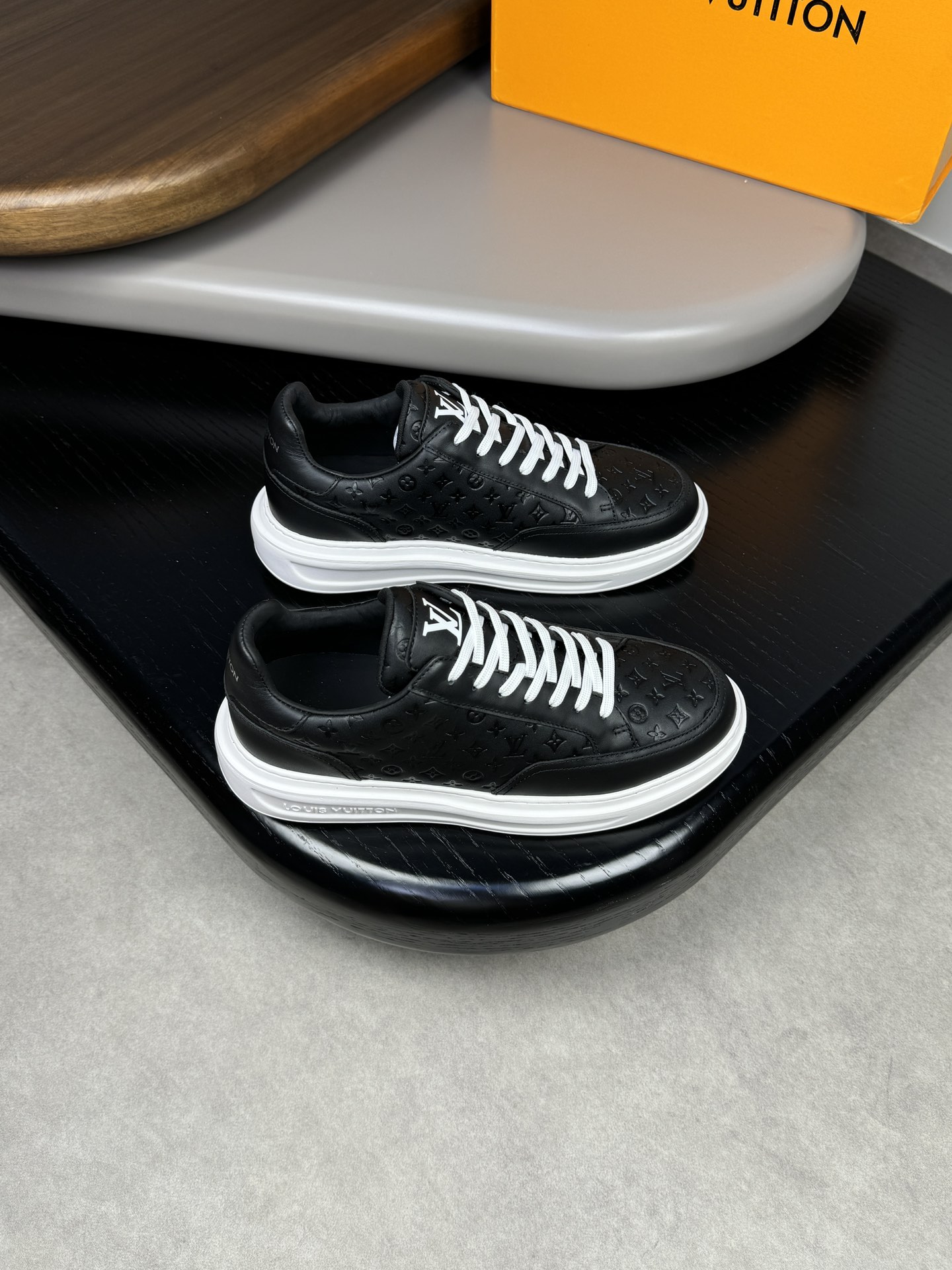 NO:270526,【Louis Vuitton】Louis Vuitton - High-end quality Original single - Upper Napa calfskin, silk calfskin air compressor brand totem, heel, tongue. Silk printing brand logo - Inner water dyed cowhide - Outsole ultra-light TPU foam; molded outsole - Ultra-high quality control · Fine workmanship highlighted (high-end, noble, grade) -Size 38-44 (45, custom made)·L0117,,louis vuitton,louis vuitton,cowhide19860909【Louis Vuitton】路易威登 -高端品质 原单 -鞋面纳帕小牛皮、丝绸小牛皮空压品牌图腾、后跟.鞋舌.丝印品牌logo -内里水染牛皮 -大底超轻TPU发泡；成型大底 -超高品控·做工精细凸显(高端·贵气·档次) -Size 38-44（45,可订做)·L0117,,louis vuitton,louis vuitton,cowhide,Men's shoes