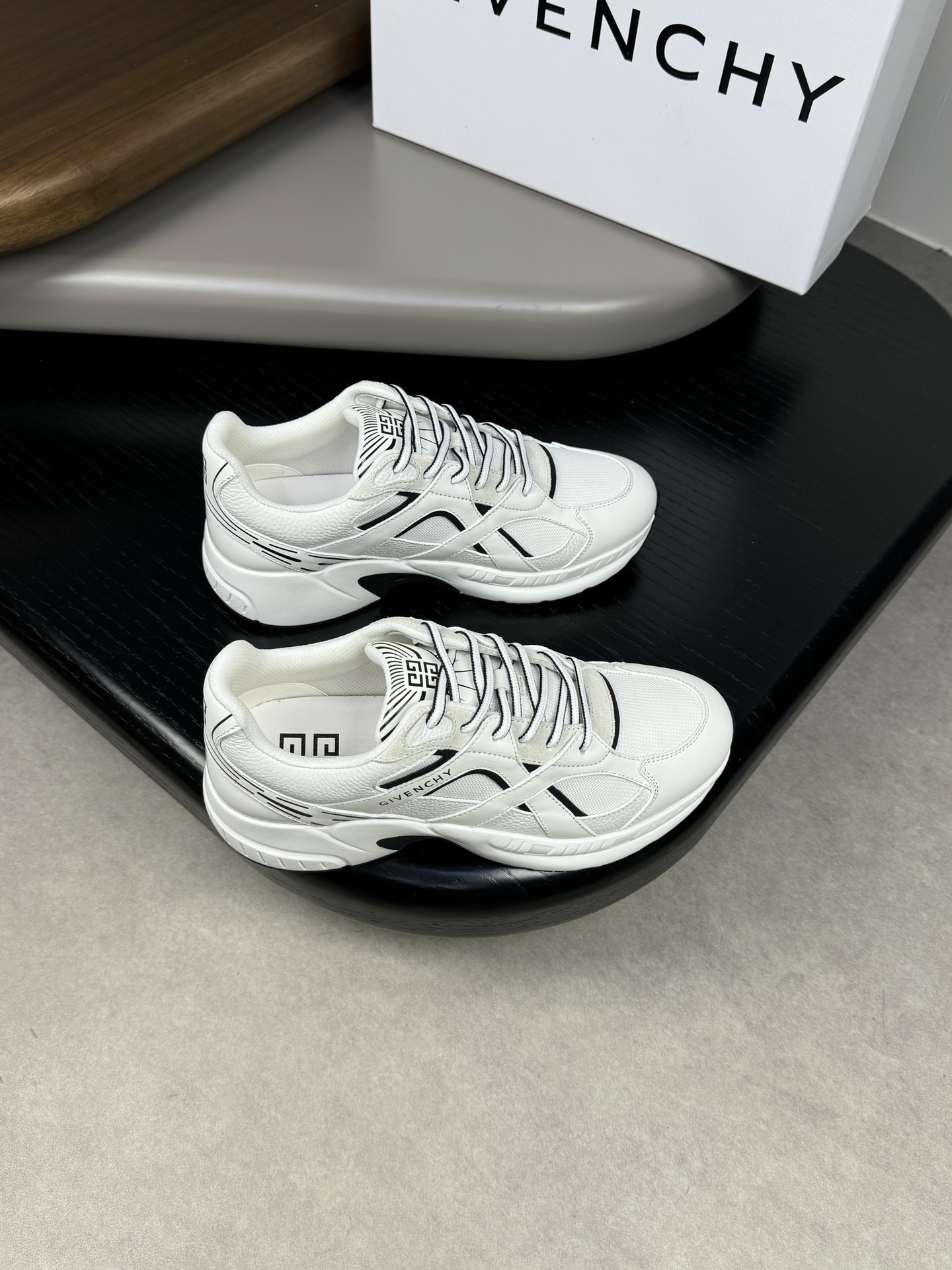 NO:270444,【GIVENCHY】Givenchy - High-end quality Original single - Upper with a smacked calfskin, reverse velvet calfskin, brand canvas cloth - Inner water dyed cowhide - Outsole ultra-light TPU·rubber; Combined molding outsole - Ultra-high quality control, fine workmanship highlighted (high-end, noble, grade) -Size 39-44 (38,45, custom made)·1086,, given, given, given, cowhide19860909【GIVENCHY】纪梵希 -高端品质 原单 -鞋面摔纹小牛皮、反绒小牛皮、品牌帆布布匹 -内里水染牛皮 -大底超轻TPU·橡胶；组合成型大底 -超高品控·做工精细凸显(高端·贵气·档次) -Size 39-44（38,45,可订做)·1086,,givenchy,givenchy,cowhide,Men's shoes