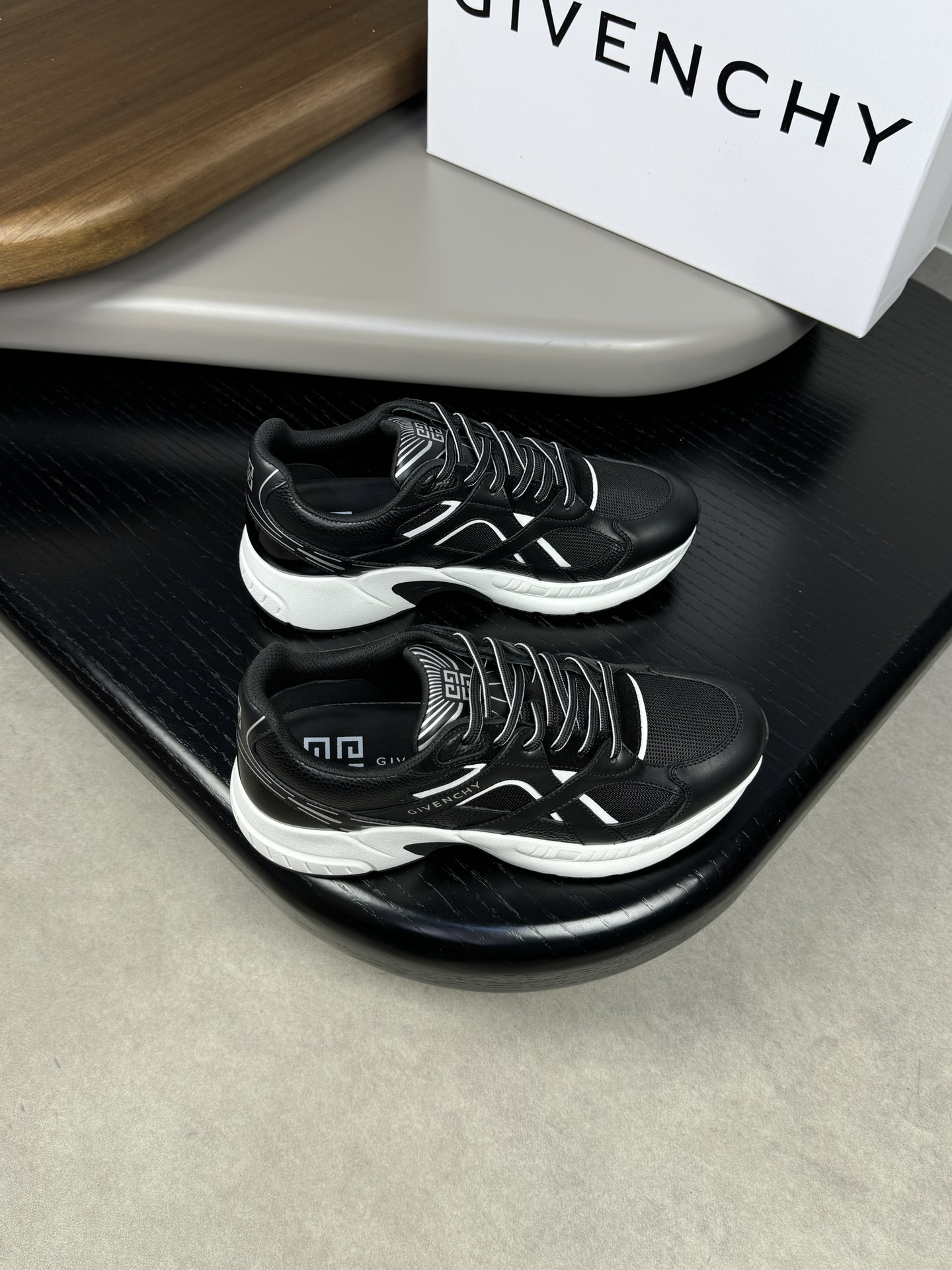 NO:270447,【GIVENCHY】Givenchy - High-end quality Original single - Upper smacked calfskin, Napa calfskin, brand canvas cloth - Inner water dyed cowhide - Outsole ultra-light TPU·rubber; Combined molded sole - Ultra-high quality control · fine workmanship highlighted (high-end · noble·grade) -Size 39-44 (38, 45, custom made)·1086,, given, given, given, cowhide19860909【GIVENCHY】纪梵希 -高端品质 原单 -鞋面摔纹小牛皮、纳帕小牛皮、品牌帆布布匹 -内里水染牛皮 -大底超轻TPU·橡胶；组合成型大底 -超高品控·做工精细凸显(高端·贵气·档次) -Size 39-44（38,45,可订做)·1086,,givenchy,givenchy,cowhide,Men's shoes