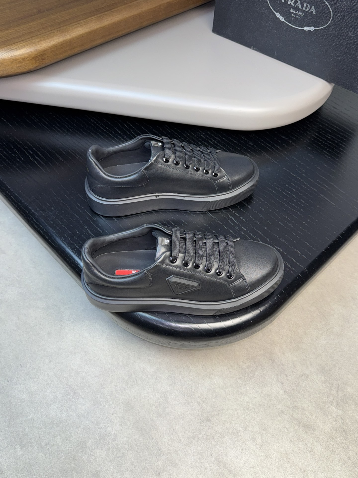 NO:744824,[PRADA] Prada - High-end quality original order - Original nappa calfskin upper, brand plastic LOGO sewn on the shoe body - Water-dyed cowhide inside - Original TPU rubber foam outsole; molded outsole - Ultra-high quality control·Fine workmanship highlighted (high-end·luxury·grade) -Size 39-44 (38,45, can be customized)·PR0112,,prada,prada,cowhide19860909【PRADA】普拉达 -高端品质 原单 -鞋面原版纳帕小牛皮、鞋身车缝品牌塑胶LOGO -内里水染牛皮 -大底原版TPU橡胶发泡；成型大底 -超高品控·做工精细凸显(高端·贵气·档次) -Size 39-44（38,45,可订做)·PR0112,,prada,prada,cowhide,Men's shoes