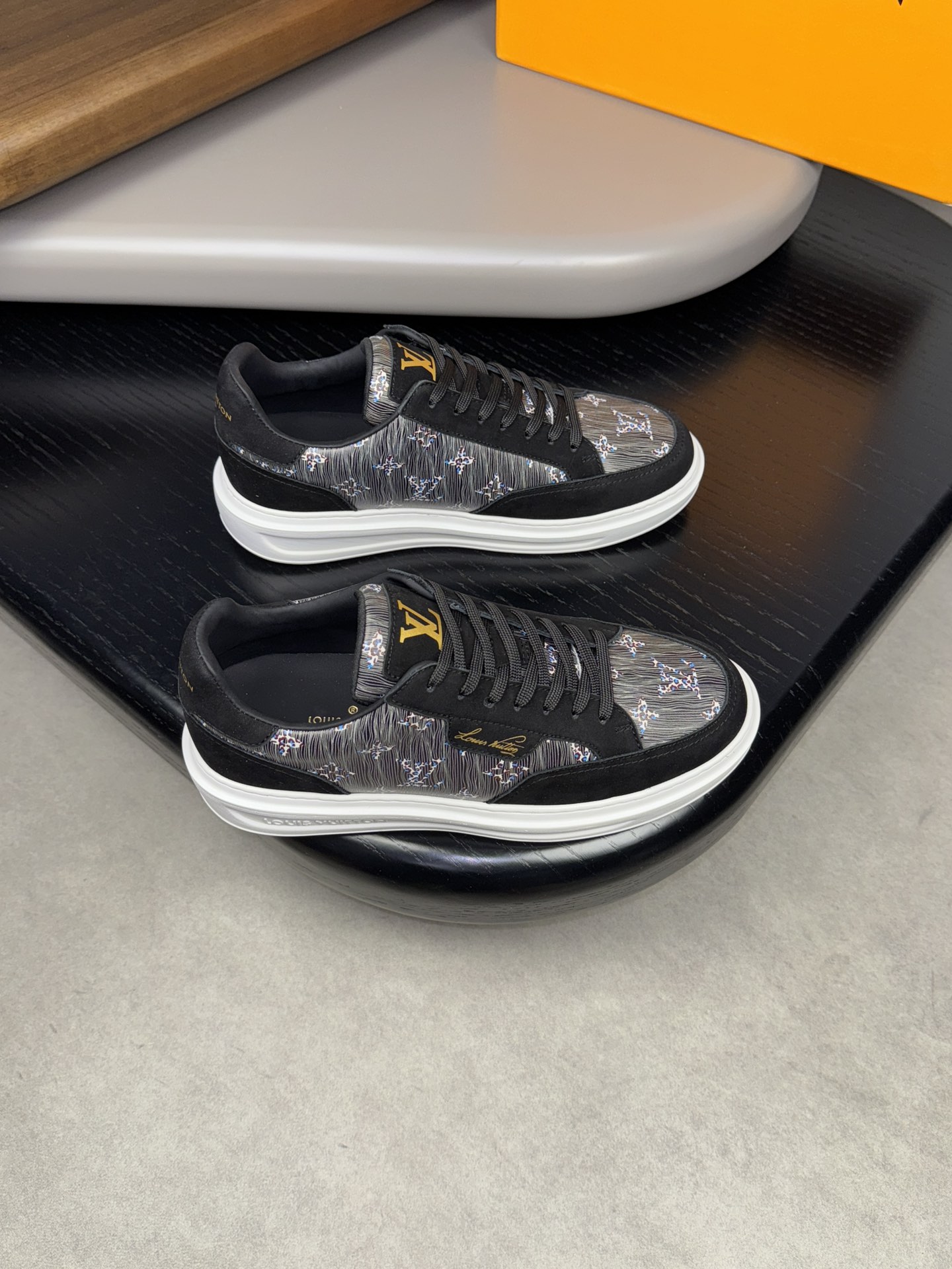 NO:270811,【Louis Vuitton】Louis Vuitton - High-end quality Original single - Upper Napa calfskin, 3D color printing brand totem, heel, tongue. Silk-print brand logo - Inner brand canvas - Outsole ultra-light TPU foam; molded outsole - Ultra-high quality control · Fine workmanship highlighted (high-end, noble, grade) - Size 38-44 (45, custom made)·L0117,,louis vuitton,louis vuitton,cowhide19860909【Louis Vuitton】路易威登 -高端品质 原单 -鞋面纳帕小牛皮、3D彩印品牌图腾、后跟.鞋舌.丝印品牌logo -内里品牌帆布 -大底超轻TPU发泡；成型大底 -超高品控·做工精细凸显(高端·贵气·档次) -Size 38-44（45,可订做)·L0117,,louis vuitton,louis vuitton,cowhide,Men's shoes