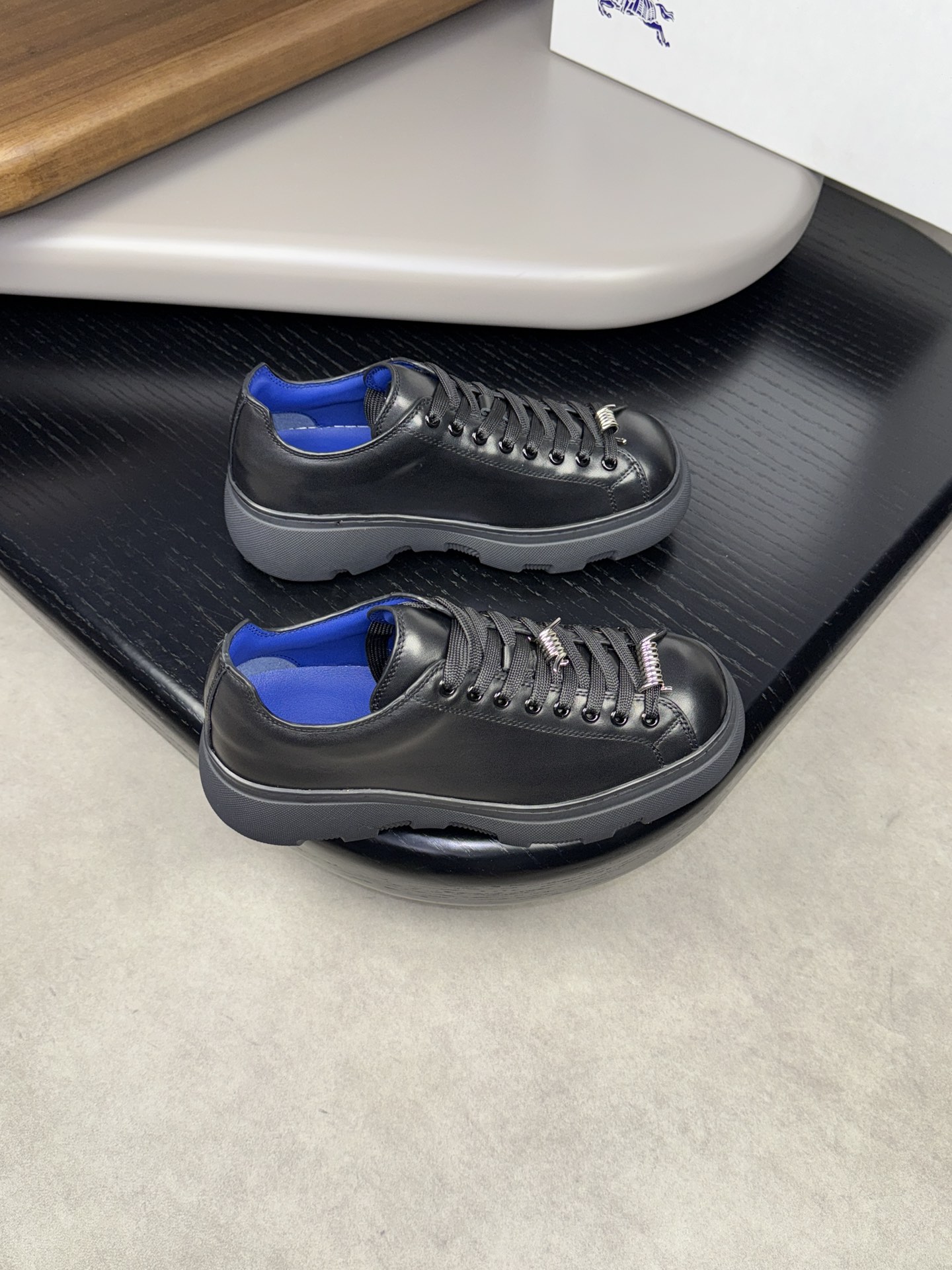 NO:270809,【BURBERRY】Burberry - High-end quality Original single - Upper Napa calfskin, brand metal fastener - Neil brand canvas, footbed; Brand totem cloth - Outsole ultra-light TPR. Rubber; Two-color molded sole - Ultra-high quality control, fine workmanship highlighted (high-end, noble, grade) - Size39-44 (38,45 can be customized)·BBL3258,,burberry,burberry,cowhide19860909【BURBERRY】巴宝莉 -高端品质 原单 -鞋面纳帕小牛皮、品牌金属扣件 -内里品牌帆布,垫脚；品牌图腾布匹 -大底超轻TPR.橡胶；双色成型大底 -超高品控·做工精细凸显(高端·贵气·档次) -Size39-44（38,45可订做)·BBL3258,,burberry,burberry,cowhide,Men's shoes