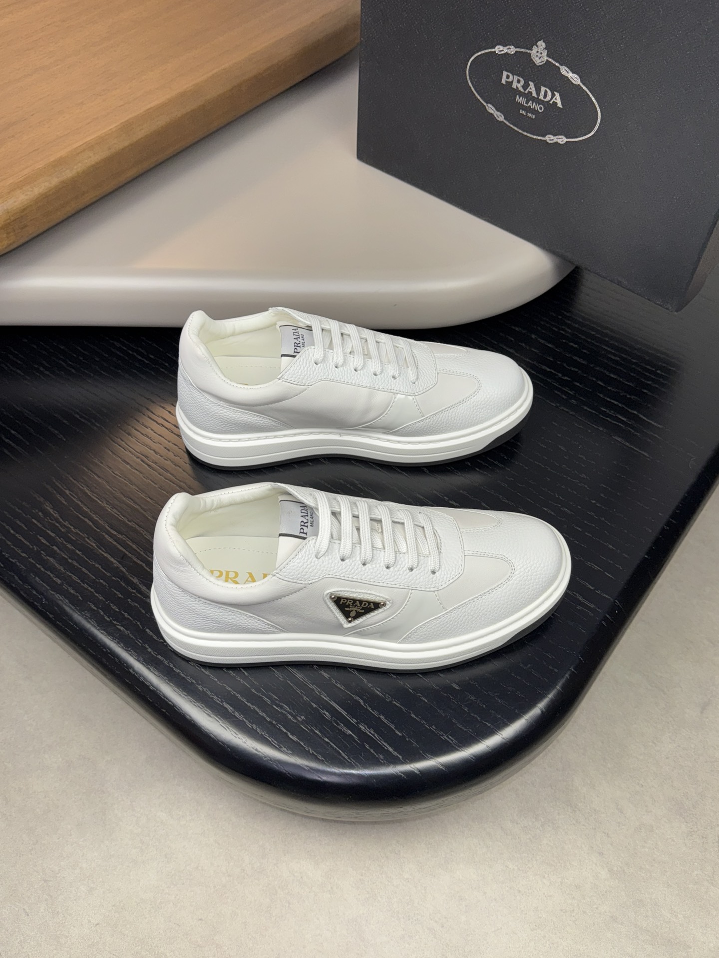 NO:271608,【PRADA】Prada - High-end quality Original single casual sneakers - Imported upper Napa calfskin, swaggered calfskin, shoe body sewing brand metal fastener - Inner water dyed cowhide - Outsole ultra-light TPU foaming·rubber; Two-color molded sole - Ultra-high quality control·fine workmanship, highlighting (high-end·noble·grade) -Size 39-44 (38,45, custom made)·PR0118,,prada,prada,sneakers,cowhide19860909【PRADA】普拉达  -高端品质 原单休闲运动鞋 -鞋面进口纳帕小牛皮、摔纹小牛皮、鞋身车缝品牌金属扣件 -内里水染牛皮 -大底超轻TPU发泡·橡胶；双色成型大底 -超高品控·做工精细,凸显(高端·贵气·档次) -Size 39-44（38,45,可定做)·PR0118,,prada,prada,sneakers,cowhide,Men's shoes
