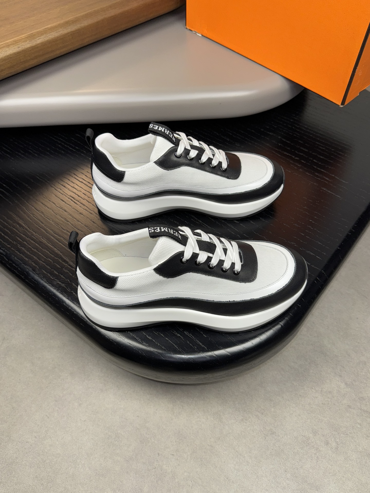 NO:271430,【HERMES】HERMES - High-end quality Original single casual sneakers - Upper Napa calfskin, brand high mercerized canvas, shoe body. Heel sewing brand logo webbing - Inner brand canvas, foot pads; Water dyed cowhide - Outsole ultra-light TPR foaming· Rubber two-color molded outsole - Ultra-high quality control· Fine workmanship highlighting (high-end·noble·grade) -Size 39-44 (38,45,46, custom made)·H0183,,hermes,hermes,sneakers,cowhide19860909【 HERMES】爱马仕  -高端品质 原单休闲运动鞋 -鞋面纳帕小牛皮、品牌高丝光帆布、鞋身.后跟车缝品牌logo织带 -内里品牌帆布,垫脚；水染牛皮 -大底超轻TPR发泡·橡胶双色成型大底 -超高品控·做工精细凸显(高端·贵气·档次) -Size 39-44（38,45,46,可订做)·H0183,,hermes,hermes,sneakers,cowhide,Men's shoes