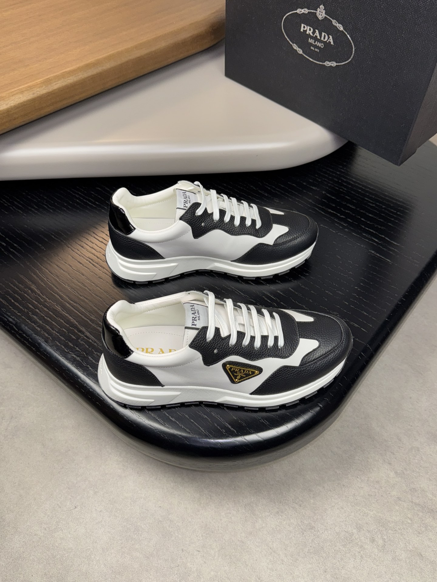 NO:270446,【PRADA】Prada - High-end quality Original single casual sneakers - Imported upper with calfskin, Napa calfskin, tongue brand webbing, shoe body brand metal fastener - Inner water dyed cowhide - Outsole ultra-light TPU foaming·rubber; Two-color molded sole - Ultra-high quality control·fine workmanship, highlighting (high-end·noble·grade) -Size 39-44 (38,45, customizable)·PR0118,,prada,prada,sneakers,cowhide19860909【PRADA】普拉达 -高端品质 原单休闲运动鞋 -鞋面进口摔纹小牛皮、纳帕小牛皮、鞋舌品牌织带、鞋身品牌金属扣件 -内里水染牛皮 -大底超轻TPU发泡·橡胶；双色成型大底 -超高品控·做工精细,凸显(高端·贵气·档次) -Size 39-44（38,45,可定做)·PR0118,,prada,prada,sneakers,cowhide,Men's shoes
