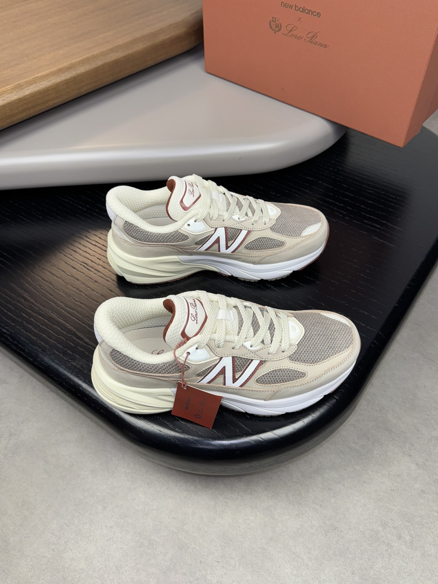 NO:270282,【Loro piano】(LP) Nouo Pianya - High-end quality Original single casual sneakers - upper silk calfskin, high mercerized canvas cloth, heel brand logo - inner elastic cloth - outsole ultralight TPU·foam rubber; two-color molded outsole - ultra high quality control·fine workmanship highlighting (high-end, noble, grade) -Size 39-44 (38, 45, 46, custom made)·03103,,loro piano,loro piano,sneakers,cowhide19860909【Loro piana】(LP)诺悠翩雅 -高端品质 原单休闲运动鞋 -鞋面丝绸小牛皮、高丝光帆布布匹、后跟品牌logo -内里弹力布匹 -大底超轻TPU·发泡橡胶；双色成型大底 -超高品控·做工精细凸显(高端·贵气·档次) -Size 39-44（38,45,46,可订做)·03103,,loro piana,loro piana,sneakers,cowhide,Men's shoes