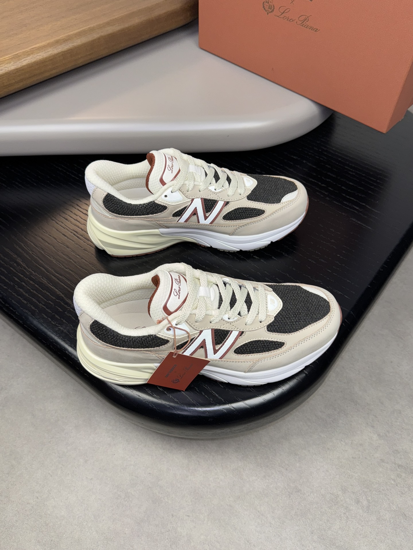 NO:270266,【Loro piano】(LP) Nouo Pianya - High-end quality Original single casual sneakers - Upper matte calfskin, high mercerized canvas cloth, heel brand logo - Inner elastic cloth - Outsole ultra-light TPU·foam rubber; Two-color molded outsole - Ultra-high quality control·fine workmanship highlighted (high-end, noble, grade) -Size 39-44 (38, 45, 46, custom made)·03103,,loro piano,loro piano,sneakers,cowhide19860909【Loro piana】(LP)诺悠翩雅 -高端品质 原单休闲运动鞋 -鞋面磨砂小牛皮、高丝光帆布布匹、后跟品牌logo -内里弹力布匹 -大底超轻TPU·发泡橡胶；双色成型大底 -超高品控·做工精细凸显(高端·贵气·档次) -Size 39-44（38,45,46,可订做)·03103,,loro piana,loro piana,sneakers,cowhide,Men's shoes