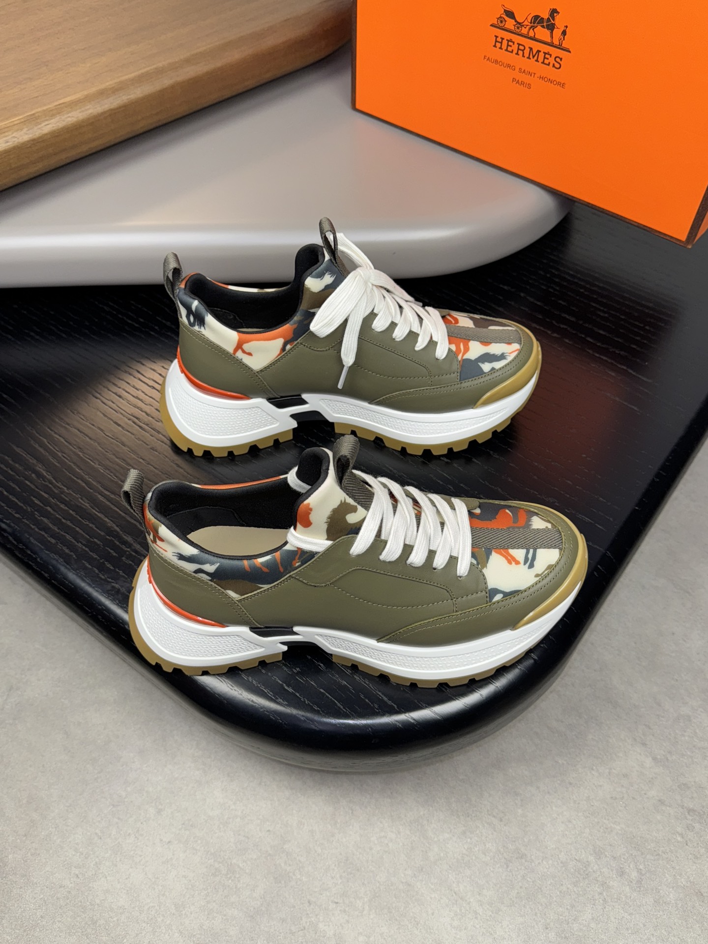 NO:270268,【HERMES】HERMES - High-end quality Original single casual sneakers - Upper Napa calfskin, high-elastic cloth, brand webbing - Inner elastic cloth, foot pad; Water-dyed cowhide - Ultra-light TPU foaming·rubber; Two-color molded sole - Ultra-high quality control·fine workmanship highlighted (high-end·noble·grade) -Size 39-44 (38,45, custom made)·H03103,,hermes,hermes,sneakers,cowhide19860909【 HERMES】爱马仕 -高端品质 原单休闲运动鞋 -鞋面纳帕小牛皮、品高弹力布匹、品牌织带 -内里弹力布匹,垫脚；水染牛皮 -大底超轻TPU发泡·橡胶；双色成型大底 -超高品控·做工精细凸显(高端·贵气·档次) -Size 39-44（38,45,可订做)·H03103,,hermes,hermes,sneakers,cowhide,Men's shoes