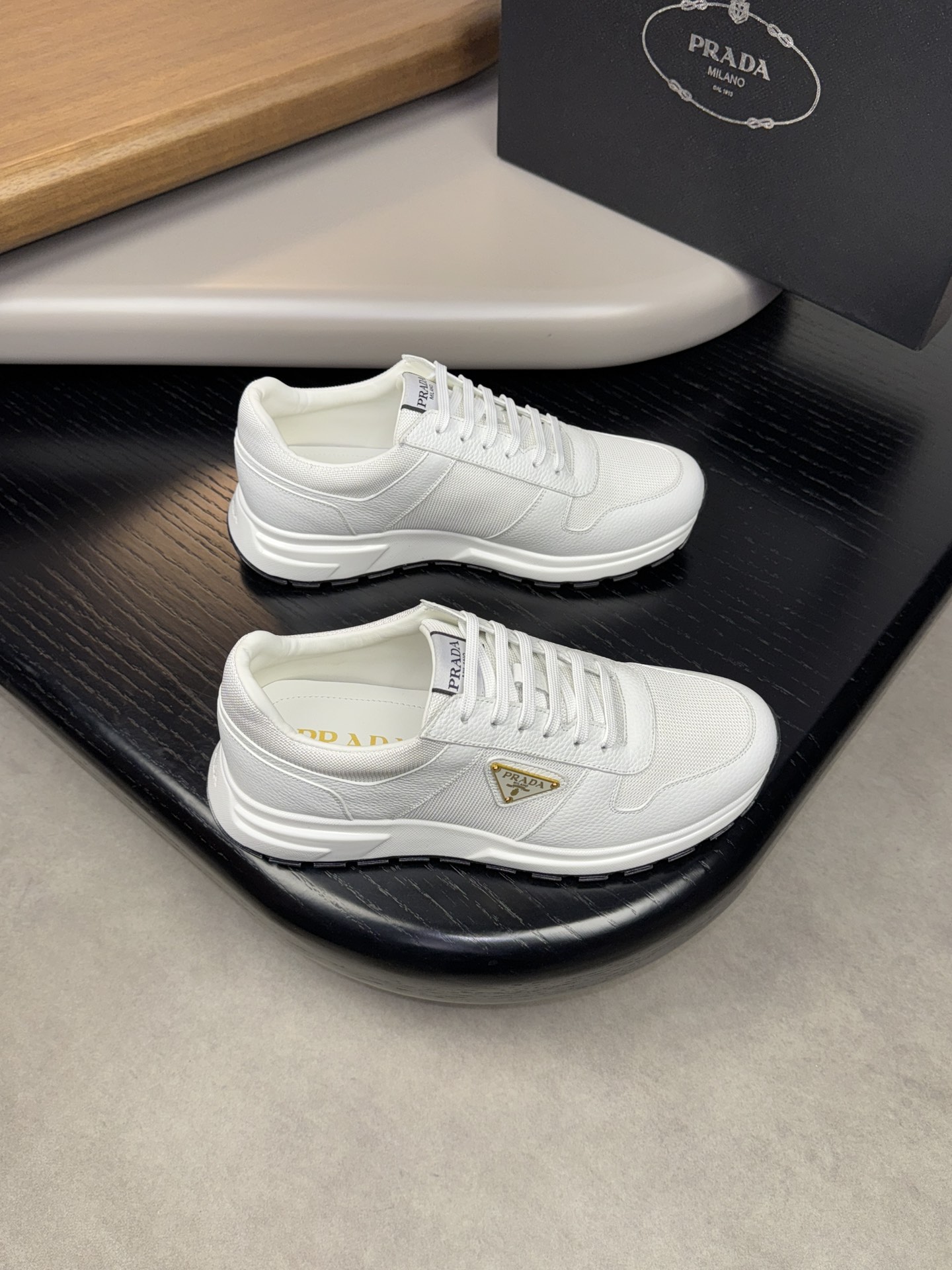 NO:270270,【PRADA】Prada - High-end quality Original single casual sneakers - Imported upper with calfskin, brand high mercerized canvas, shoe body brand metal fasteners - Inner water dyed cowhide - Outsole ultra-light TPU foaming·rubber; Two-color molded sole - Ultra-high quality control·fine workmanship, highlighting (high-end·noble·grade) -Size 39-44 (38,45, custom made)·PR0118,,prada,prada,sneakers,cowhide19860909【PRADA】普拉达 -高端品质 原单休闲运动鞋 -鞋面进口摔纹小牛皮、品牌高丝光帆布、鞋身品牌金属扣件 -内里水染牛皮 -大底超轻TPU发泡·橡胶；双色成型大底 -超高品控·做工精细,凸显(高端·贵气·档次) -Size 39-44（38,45,可定做)·PR0118,,prada,prada,sneakers,cowhide,Men's shoes