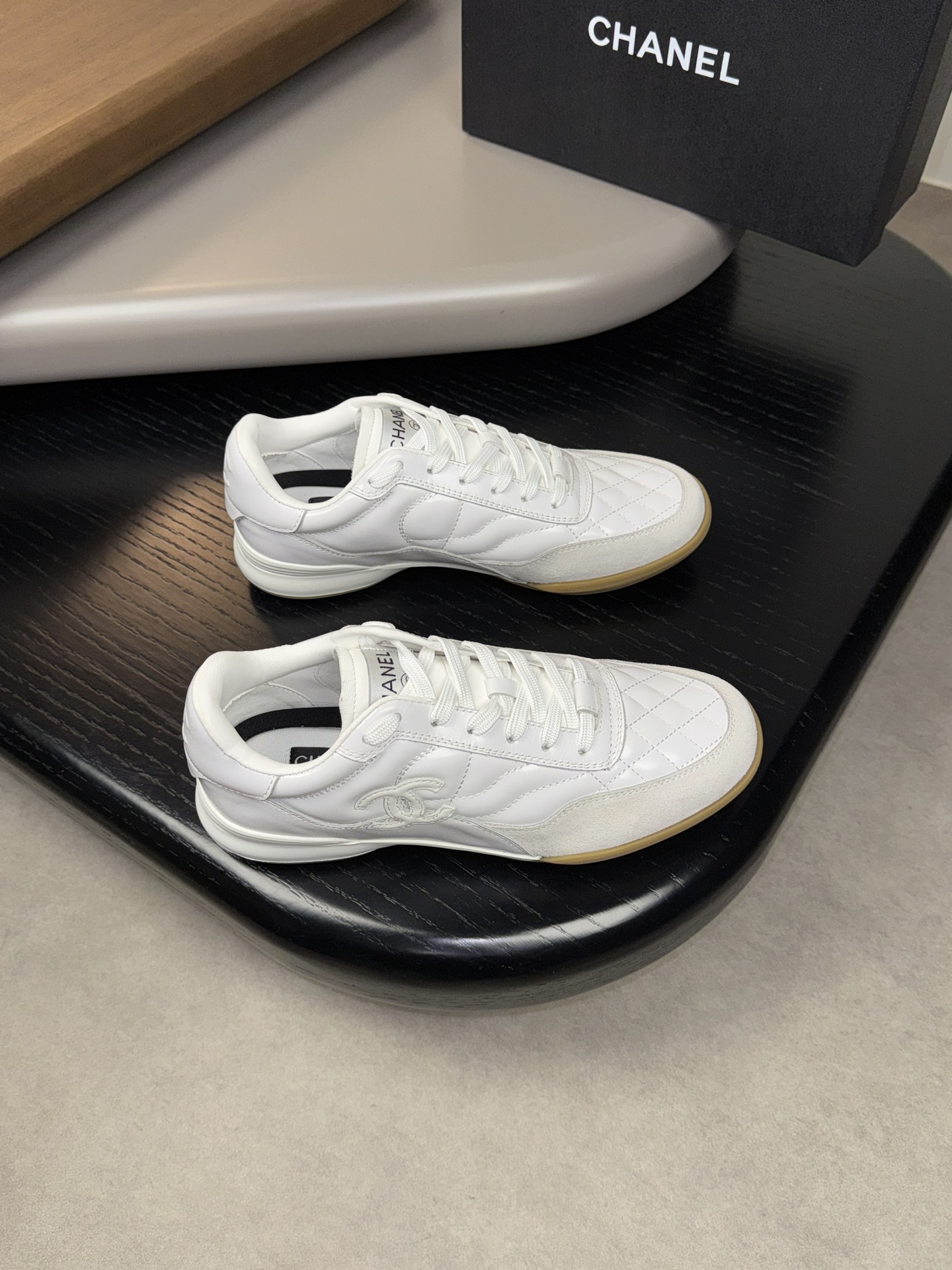 NO:270707,【CHANEL】Chanel - High-end quality Original single casual sneakers - Upper Napa calfskin, reverse velvet calfskin, shoe body sewing brand totem - Neil brand canvas cloth - Outsole ultra-light TPR·rubber; Two-color molded outsole - Ultra-high quality control·fine workmanship highlighted (high-end, noble, grade) -Size 39-44 (38,45, custom made)·CN0186,,chanel,chanel,sneakers,cowhide19860909【 CHANEL】香奈儿  -高端品质 原单休闲运动鞋 -鞋面纳帕小牛皮、反绒小牛皮、鞋身车缝品牌图腾 -内里品牌帆布布匹 -大底超轻TPR·橡胶；双色成型大底 -超高品控·做工精细凸显(高端·贵气·档次) -Size 39-44（38,45,可订做)·CN0186,,chanel,chanel,sneakers,cowhide,Men's shoes