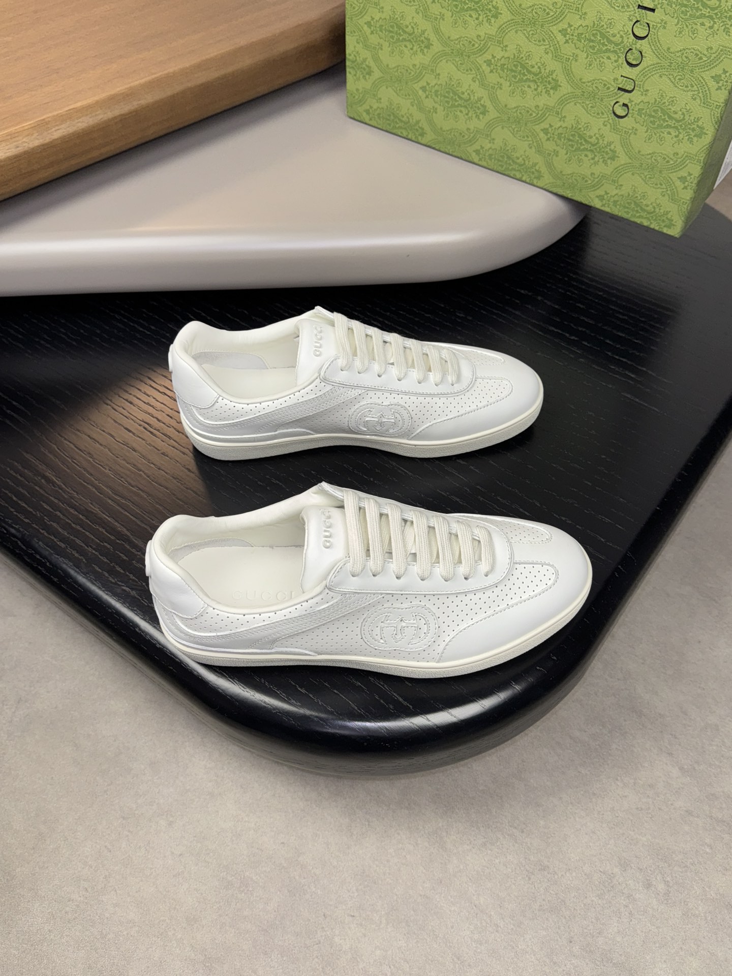 NO:270630,[GUCCI] Gucci - High-end quality original single couple outfit - Upper Napa calfskin, perforated calfskin, shoe body sewing brand totem, shoe tongue. Heel injection molding brand logo - Top cowhide in the inner lining - Ultra-light TPU rubber foam; molded sole - Ultra-high quality control · Fine workmanship highlighted (high-end · noble · grade) -Size Men and women's same style 35-44 (female 40, men 45, 46 can be customized)·0179,,gucci,gucci,cowhide19860909【GUCCI】古驰 -高端品质 原单 情侣装 -鞋面纳帕小牛皮、打孔小牛皮、鞋身车缝品牌图腾、鞋舌.后跟注塑品牌logo -内里顶级牛皮 -大底超轻TPU橡胶发泡；成型大底 -超高品控·做工精细凸显(高端·贵气·档次) -Size 男女同款35-44（女40,男45,46可订做)·0179,,gucci,gucci,cowhide,Men's shoes