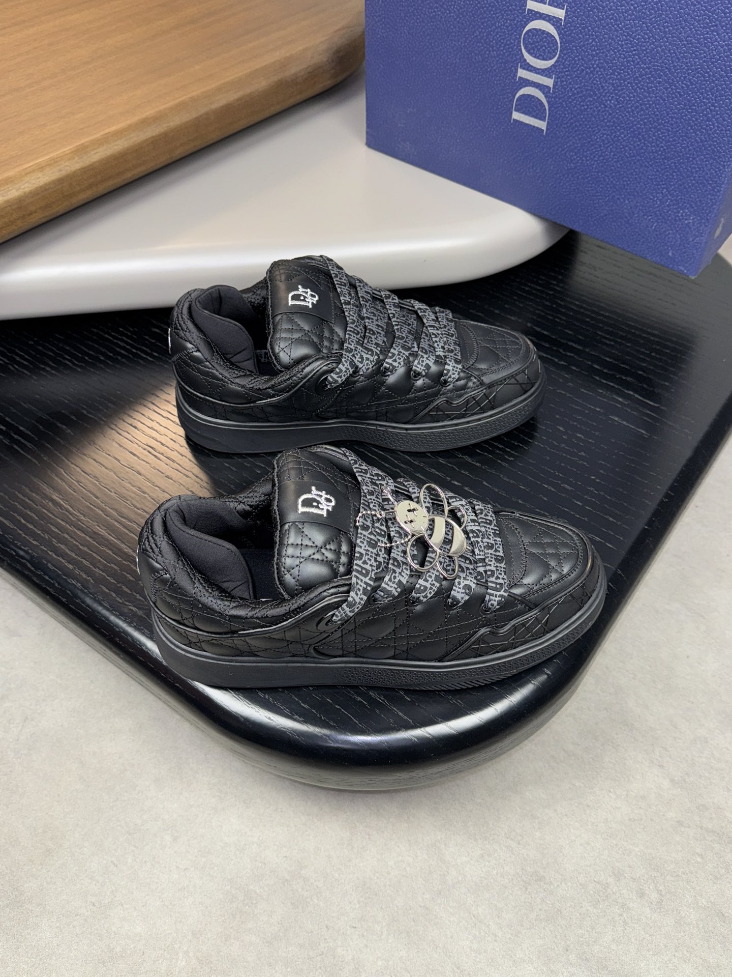 NO:270801,【Dior】Dior - High-end quality Original single casual sneakers - Upper brand plastic module, Napa calf leather. Embroidered brand totem tongue. Heel; Brand logo, - Neil brand canvas - Original ultra-light TPU foamed·rubber; Formed sole - Ultra-high quality control·fine workmanship highlighted (high-end·noble·grade) -Size 39-44 (38, 45, custom made)·DR0145,,dior,dior,sneakers,cowhide19860909【 Dior】迪奥  -高端品质 原单休闲运动鞋 -鞋面品牌塑胶模块、纳帕小牛皮.刺绣品牌图腾鞋舌.后跟；品牌Logo、 -内里品牌帆布 -原版超轻TPU发泡·橡胶；成型大底 -超高品控·做工精细凸显(高端·贵气·档次) -Size 39-44（38、45、可订做)·DR0145,,dior,dior,sneakers,cowhide,Men's shoes