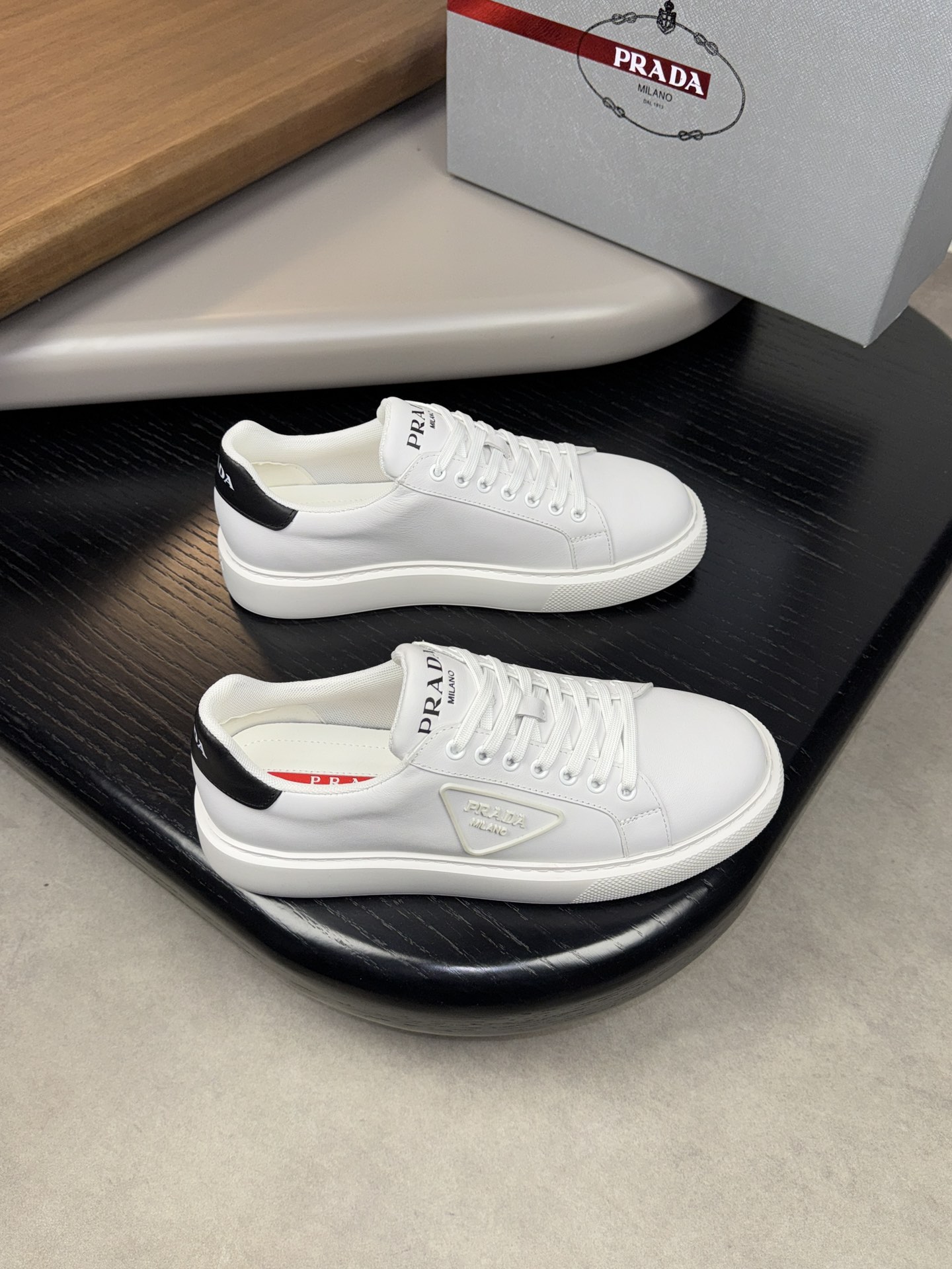 NO:270981,【PRADA】Prada - high-end quality original single casual sneakers - upper Napa calfskin, shoe body injection molding brand logo totem - inner water dyed cowhide - outsole ultra-light TPU foam. Rubber; two-color molded outsole - ultra-high quality control·fine workmanship highlighted (high-end, noble, grade) -Size 38-44 (45, custom made),,prada,prada,sneakers,cowhide19860909【PRADA】普拉达 -高端品质 原单休闲运动鞋 -鞋面纳帕小牛皮、鞋身注塑品牌logo图腾 -内里水染牛皮 -大底超轻TPU发泡.橡胶；双色成型大底 -超高品控·做工精细凸显(高端·贵气·档次) -Size 38-44（45,可订做)·,,prada,prada,sneakers,cowhide,Men's shoes