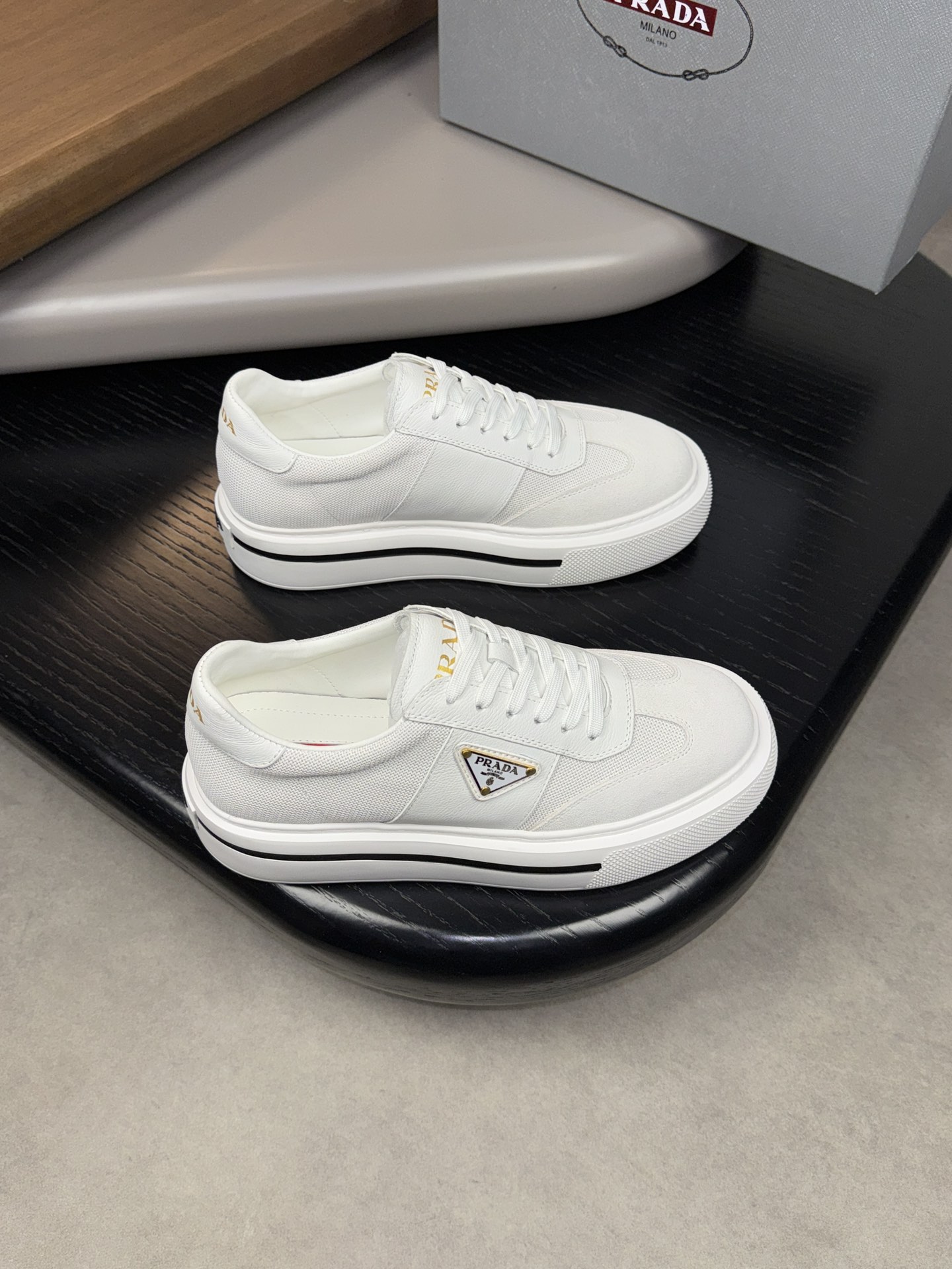 NO:270984,【PRADA】Prada - High-end quality Original single casual sneakers - Upper Napa calfskin, brand canvas cloth, shoe body sewing brand metal fastener - Inner water dyed cowhide - Outsole ultra-light TPU foam. Rubber; Two-color molded outsole - Ultra-high quality control·fine workmanship highlighted (high-end, noble, grade) -Size 38-44 (45, custom made),,prada,prada,sneakers,cowhide19860909【PRADA】普拉达 -高端品质 原单休闲运动鞋 -鞋面纳帕小牛皮、品牌帆布布匹、鞋身车缝品牌金属扣件 -内里水染牛皮 -大底超轻TPU发泡.橡胶；双色成型大底 -超高品控·做工精细凸显(高端·贵气·档次) -Size 38-44（45,可订做)·,,prada,prada,sneakers,cowhide,Men's shoes