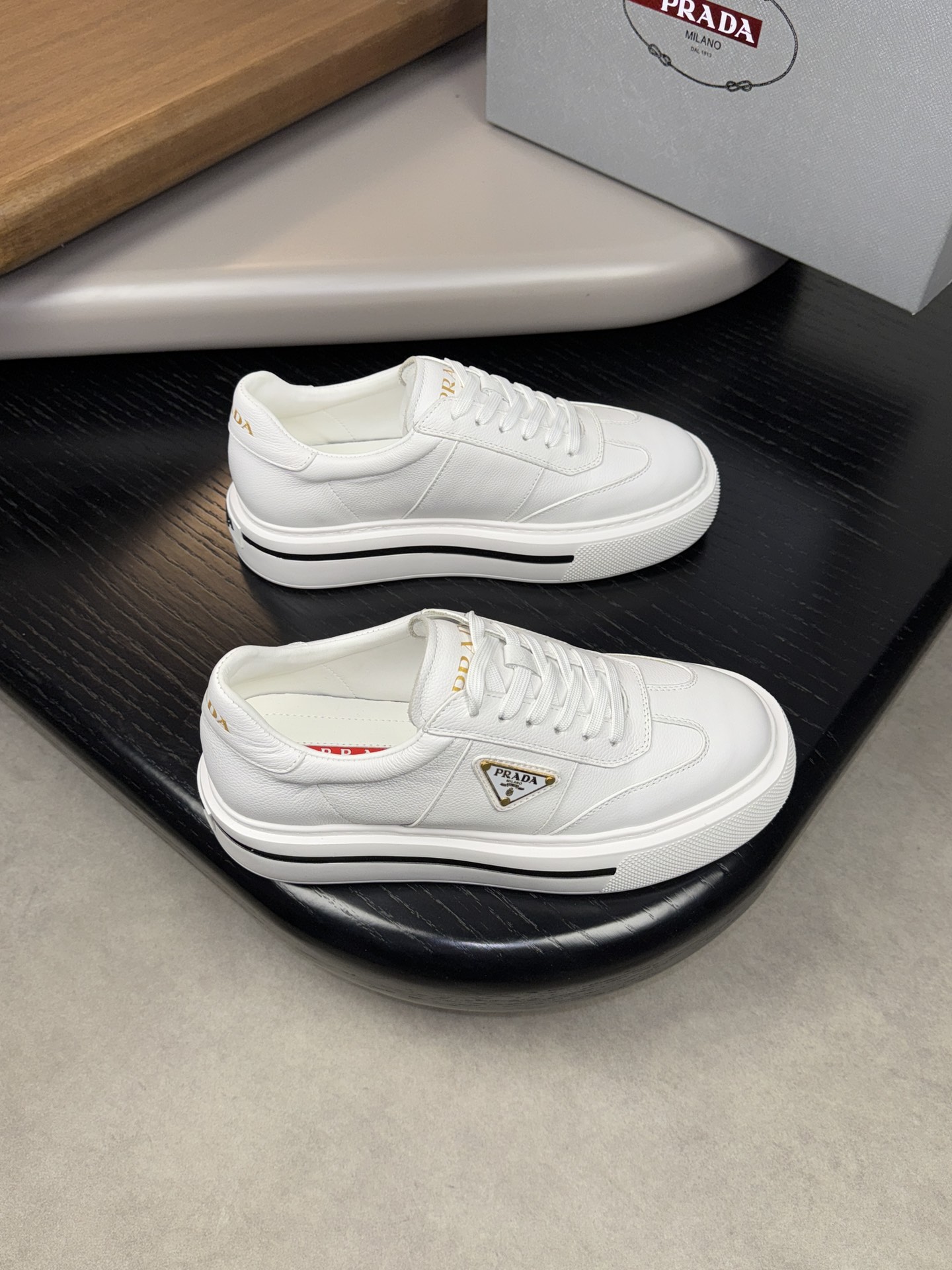 NO:270987,【PRADA】Prada - High-end quality Original single casual sneakers - Upper Napa calfskin, shoe body sewing brand metal fastener - Inner water dyed cowhide - Outsole ultra-light TPU foam. Rubber; Two-color molded outsole - Ultra-high quality control·fine workmanship highlighted (high-end, noble, grade) -Size 38-44 (45, custom made),,prada,prada,sneakers,cowhide19860909【PRADA】普拉达 -高端品质 原单休闲运动鞋 -鞋面纳帕小牛皮、鞋身车缝品牌金属扣件 -内里水染牛皮 -大底超轻TPU发泡.橡胶；双色成型大底 -超高品控·做工精细凸显(高端·贵气·档次) -Size 38-44（45,可订做)·,,prada,prada,sneakers,cowhide,Men's shoes