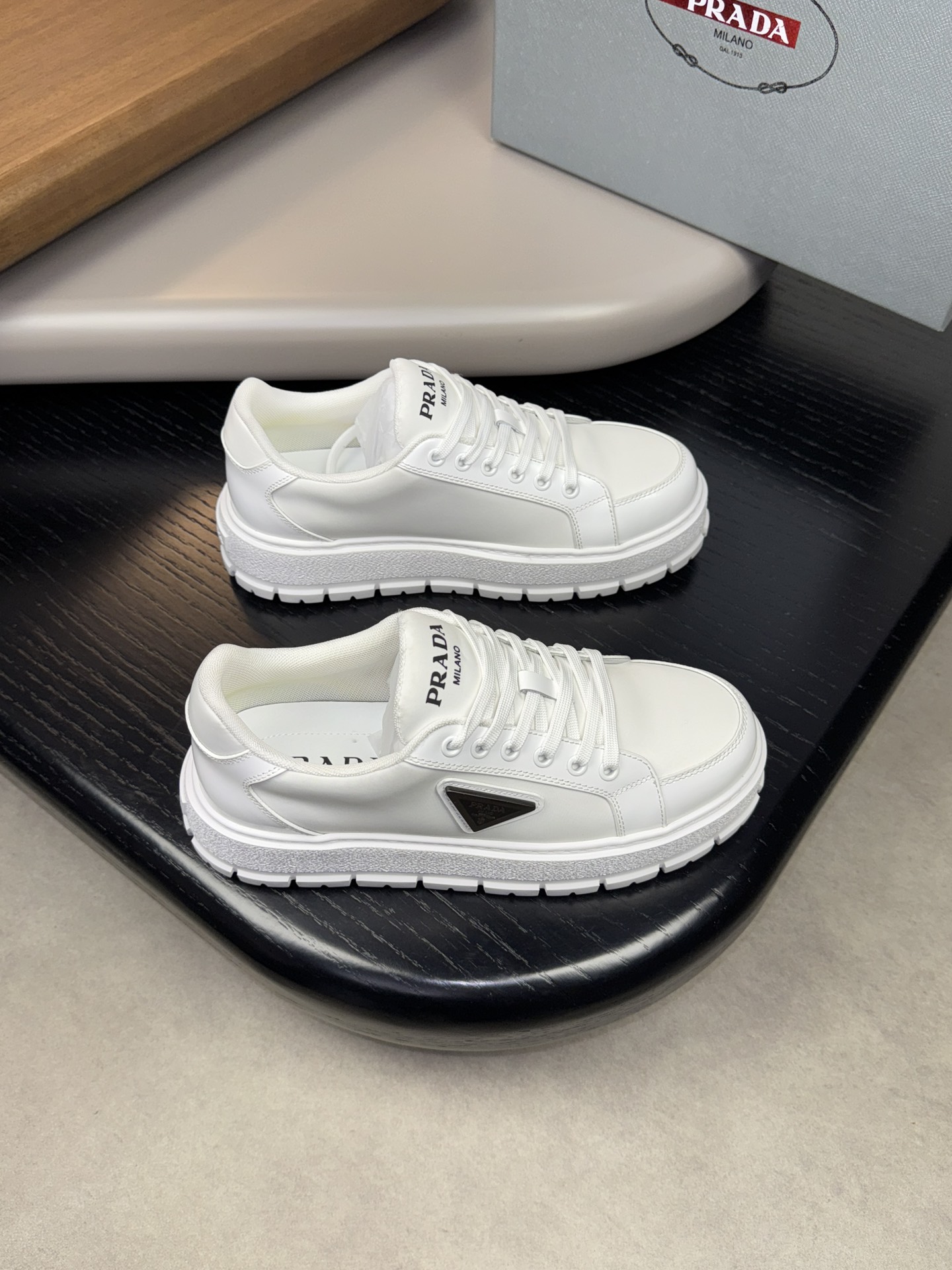 NO:271438,【PRADA】Prada - High-end quality Original single - Upper beaded calfskin, brand canvas, shoe body sewing brand metal fastener - Inner brand canvas, foot pads; water dyed cowhide - Outsole ultralight TPU·foam; Formed sole - Ultra-high quality control·fine workmanship highlighted (high-end, noble, grade) -Size 38-44 (45, custom made)·P,,prada,prada,cowhide19860909【 PRADA】普拉达  -高端品质 原单 -鞋面开边珠小牛皮、品牌帆布、鞋身车缝品牌金属扣件 -内里品牌帆布,垫脚；水染牛皮 -大底超轻TPU·发泡; 成型大底 -超高品控·做工精细凸显(高端·贵气·档次) -Size 38-44（45,可订做)·P,,prada,prada,cowhide,Men's shoes