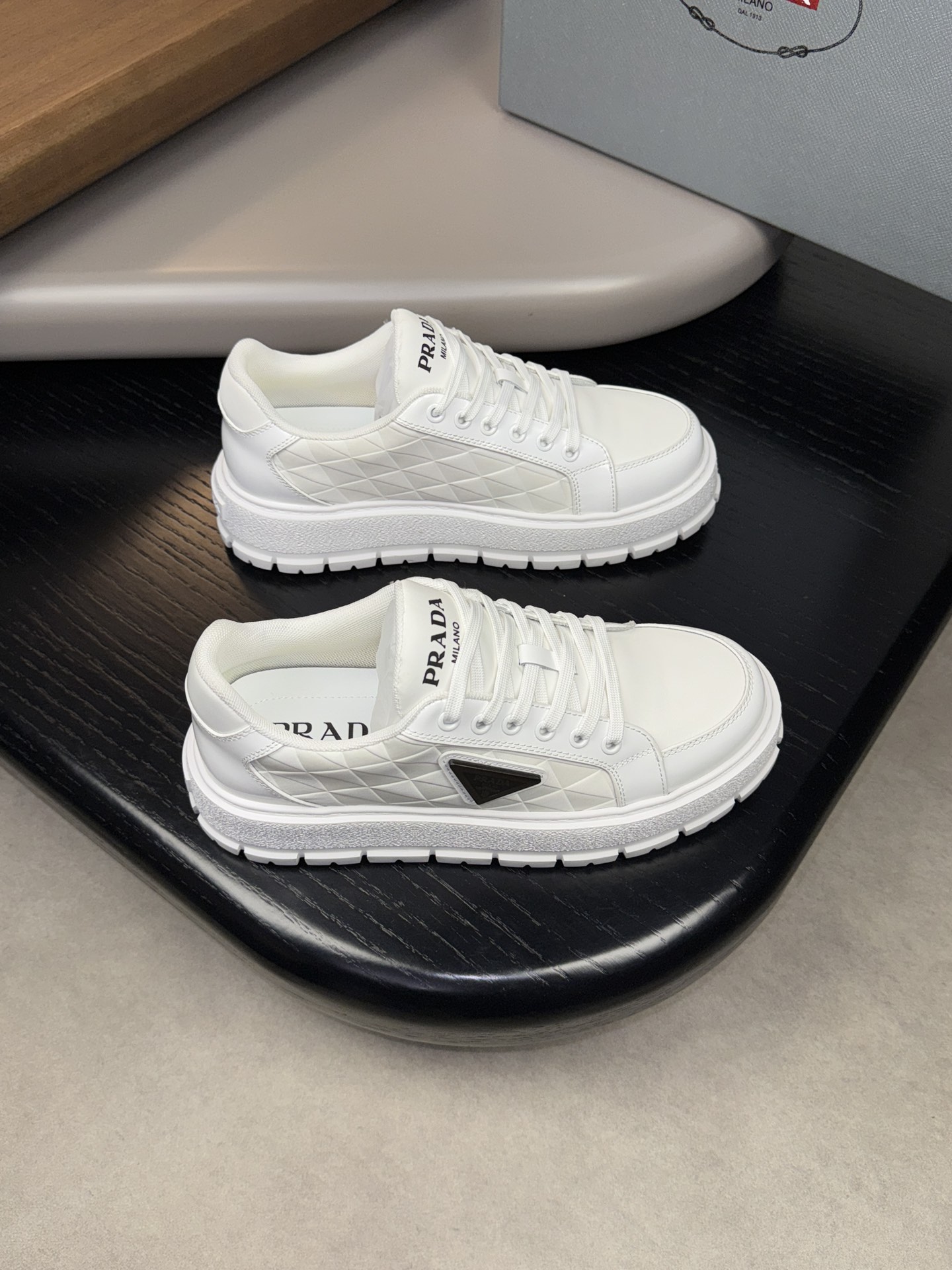 NO:271440,【PRADA】Prada - High-end quality Original single - Upper beaded calfskin, brand totem cloth, shoe body sewing brand metal fastener - Inner brand canvas, foot pads; water dyed cowhide - Outsole ultralight TPU·foam; Formed sole - Ultra-high quality control·fine workmanship highlighted (high-end, noble, grade) -Size 38-44 (45, custom made)·P,,prada,prada,cowhide19860909【 PRADA】普拉达  -高端品质 原单 -鞋面开边珠小牛皮、品牌图腾布匹、鞋身车缝品牌金属扣件 -内里品牌帆布,垫脚；水染牛皮 -大底超轻TPU·发泡; 成型大底 -超高品控·做工精细凸显(高端·贵气·档次) -Size 38-44（45,可订做)·P,,prada,prada,cowhide,Men's shoes