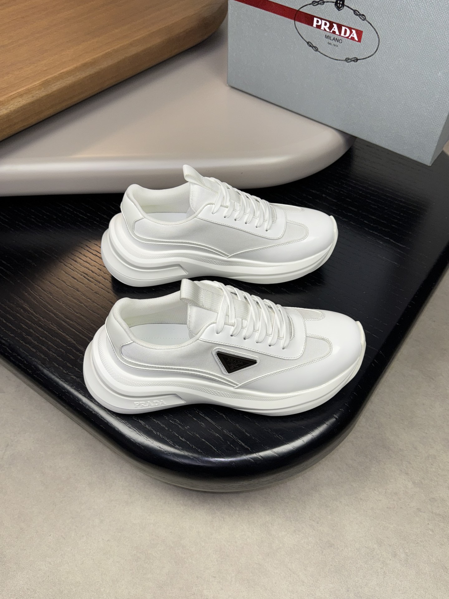 NO:271441,【PRADA】Prada - High-end quality Original single - Upper beaded calfskin, brand cloth, shoe body sewing brand metal fastener - Inner brand canvas, foot pads; Water dye cowhide - Outsole ultralight TPU·rubber foam; Formed sole - Ultra-high quality control·fine workmanship highlighted (high-end, noble, grade) -Size 38-44 (45, custom made)·P,,prada,prada,cowhide19860909【 PRADA】普拉达  -高端品质 原单 -鞋面开边珠小牛皮、品牌布匹、鞋身车缝品牌金属扣件 -内里品牌帆布,垫脚；水染牛皮 -大底超轻TPU·橡胶发泡; 成型大底 -超高品控·做工精细凸显(高端·贵气·档次) -Size 38-44（45,可订做)·P,,prada,prada,cowhide,Men's shoes