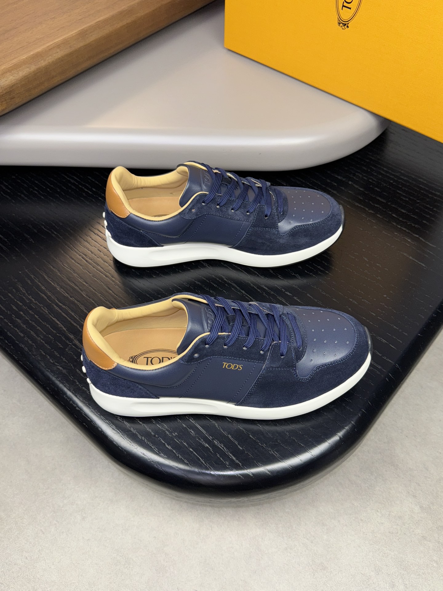 NO:271512,【TOD's】Todds - High-end quality Original single - Upper Napa calfskin, reverse velvet calfskin, tongue. Shoe body air-pressing silk screen printing brand logo - Inner water dyed cowhide - Outsole ultra-light TPU foaming·rubber; Two-color molded outsole - Ultra-high quality control·fine workmanship highlighted (high-end·noble·grade) -Size 38-44 (45, custom made)·03726,,Tod's,cowhide19860909【TOD's】托德斯 -高端品质 原单 -鞋面纳帕小牛皮、反绒小牛皮、鞋舌.鞋身空压丝印品牌logo -内里水染牛皮 -大底超轻TPU发泡·橡胶；双色成型大底 -超高品控·做工精细凸显(高端·贵气·档次) -Size 38-44（45,可订做)·03726,,Tod's,cowhide,Men's shoes