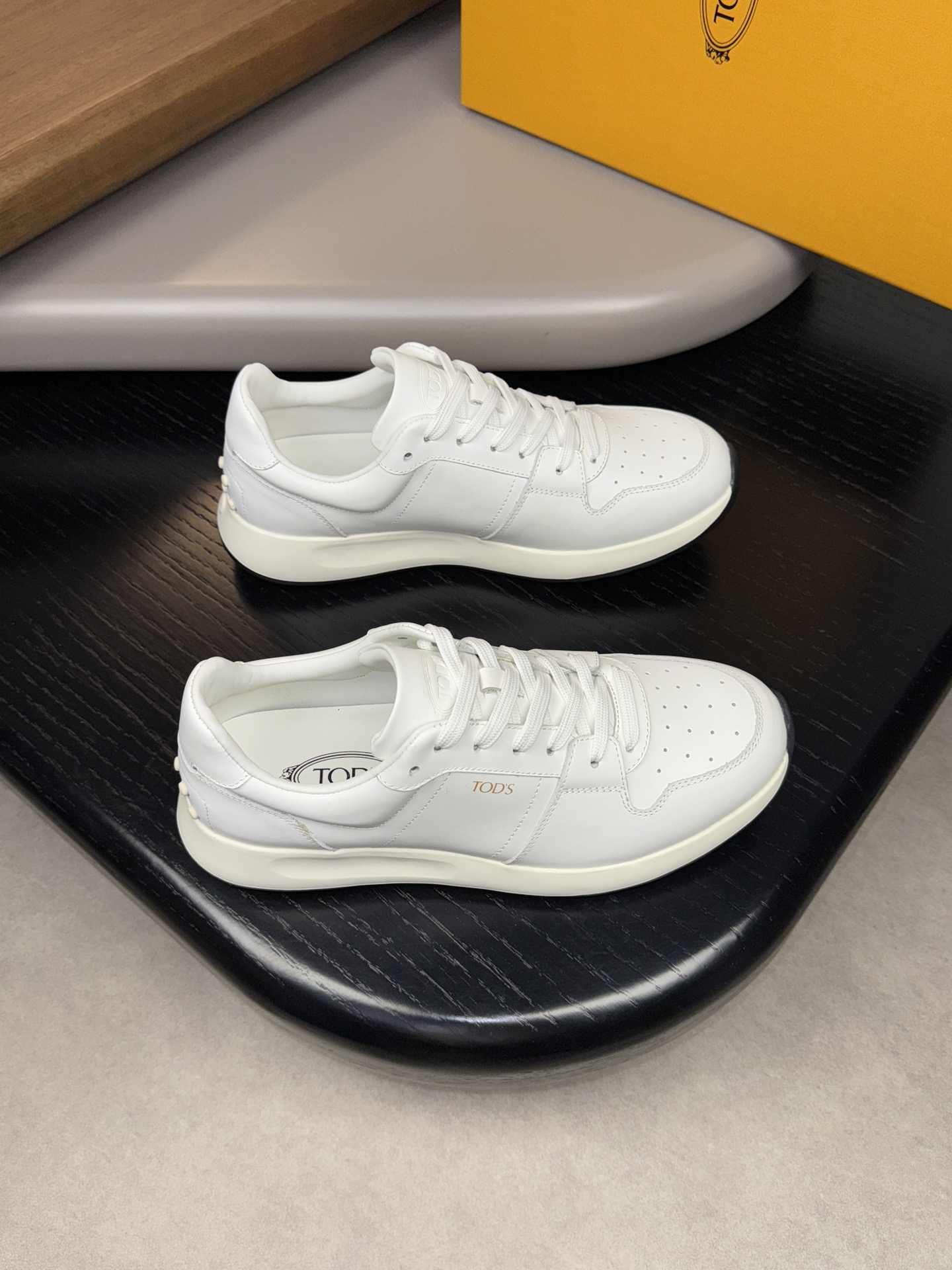 NO:271518,【TOD's】Todds - High-end quality Original single - Upper Napa calfskin, tongue. Shoe body air compressed silk screen printing brand logo - Inner water dyed cowhide - Outsole ultra-light TPU foamed·rubber; Two-color molded outsole - Ultra-high quality control·fine workmanship highlighted (high-end·noble·grade) -Size 38-44 (45, custom made)·03726,,Tod's,cowhide19860909【TOD's】托德斯 -高端品质 原单 -鞋面纳帕小牛皮、鞋舌.鞋身空压丝印品牌logo -内里水染牛皮 -大底超轻TPU发泡·橡胶；双色成型大底 -超高品控·做工精细凸显(高端·贵气·档次) -Size 38-44（45,可订做)·03726,,Tod's,cowhide,Men's shoes