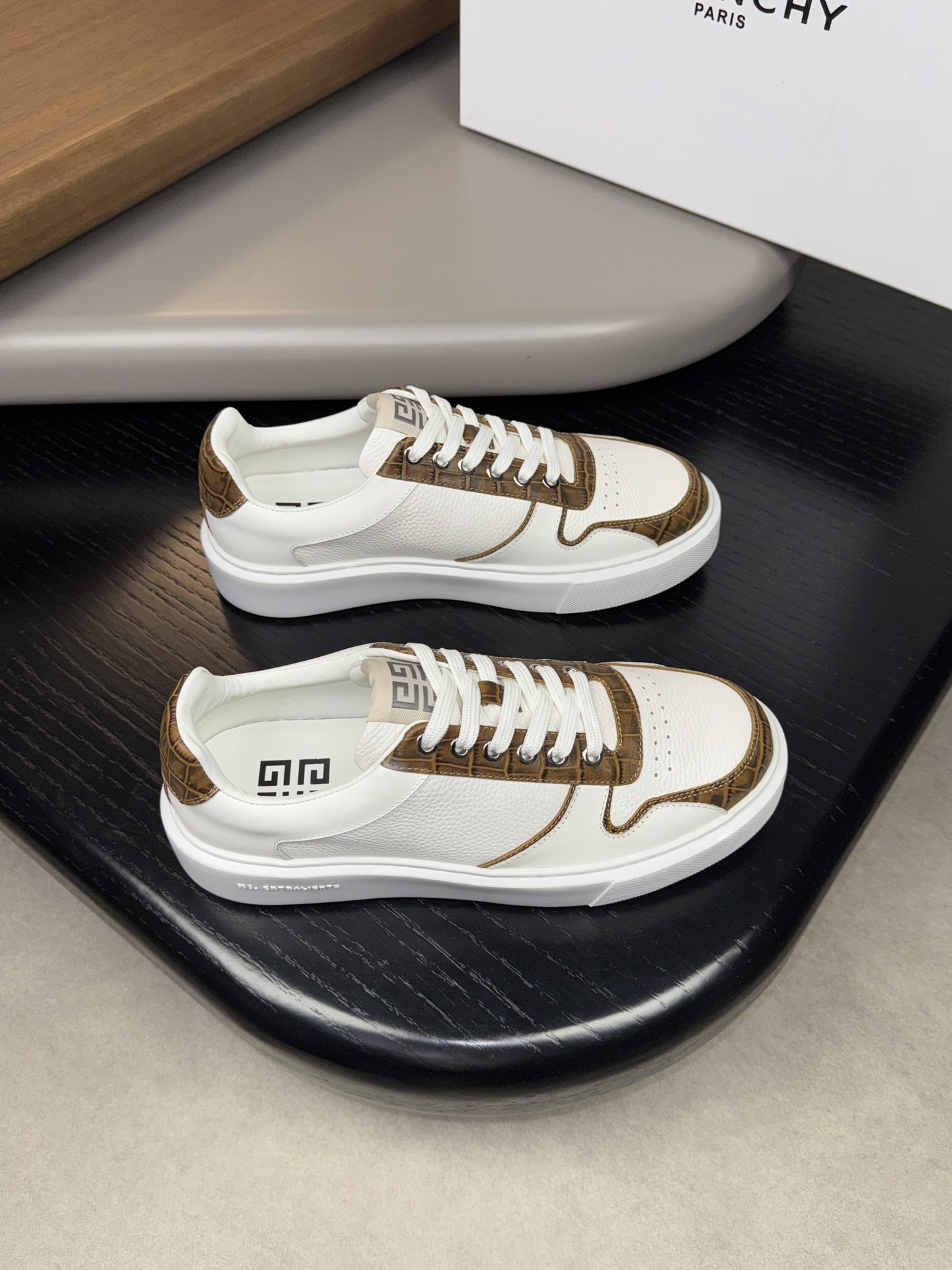 NO:271521,【GIVENCHY】Givenchy - High-end quality Original single - Upper; Napa calfskin, wrenched calfskin, stone-patterned cowhide, shoe tongue brand logo cloth - Inner water dyed cowhide - Outsole ultra-light TPU. Rubber foam; molded outsole - Ultra-high quality control·fine workmanship highlighted (high-end, noble, grade) -Size 38-44 (45, custom made)·G03726,, givennchy, given, cowhide19860909【GIVENCHY】纪梵希 -高端品质 原单 -鞋面；纳帕小牛皮、摔纹小牛皮、石头纹牛皮、鞋舌品牌logo布标 -内里水染牛皮 -大底超轻TPU.橡胶发泡；成型大底 -超高品控·做工精细凸显(高端·贵气·档次) -Size 38-44（45,可订做)·G03726,,givenchy,givenchy,cowhide,Men's shoes