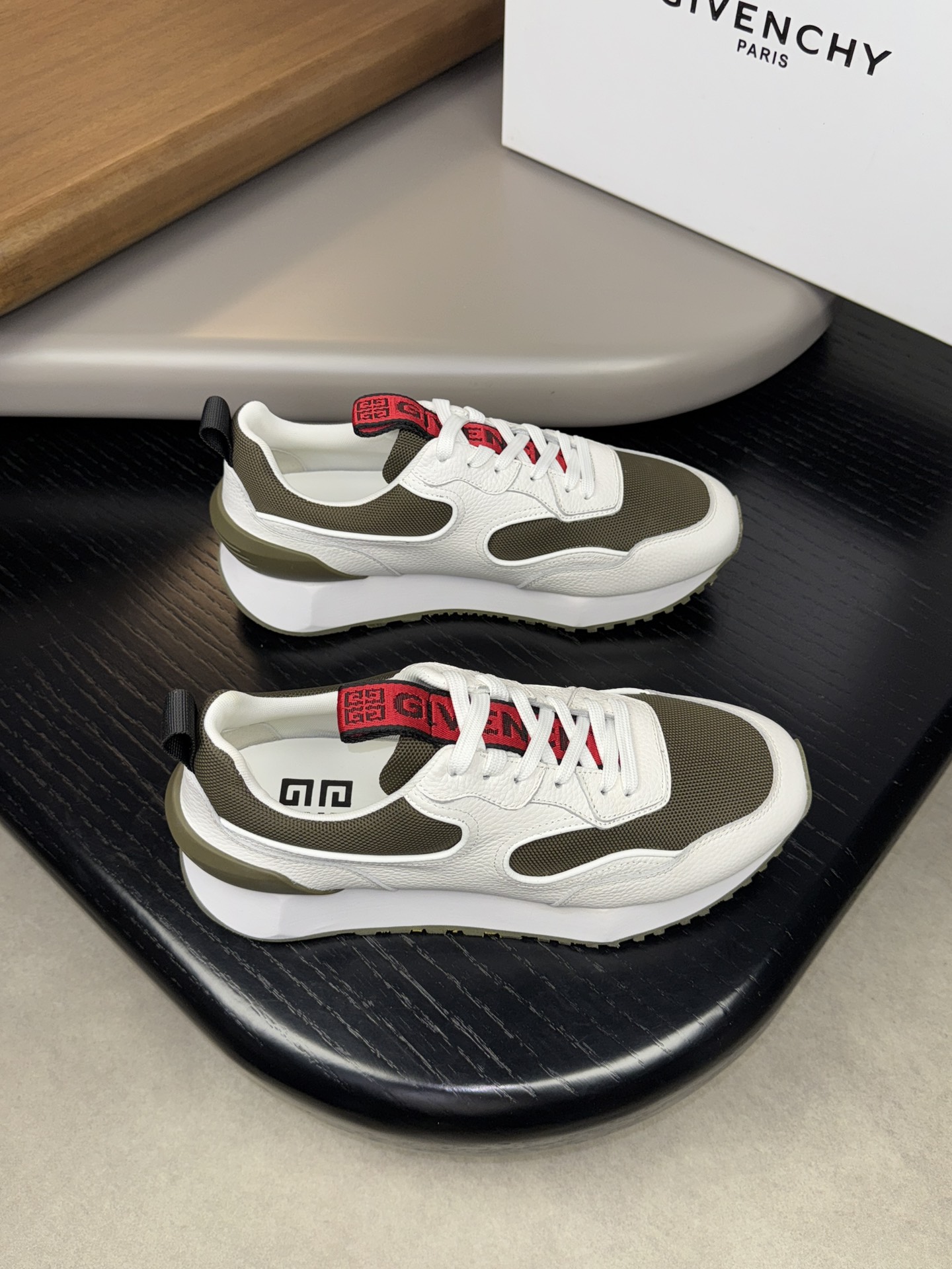 NO:271520,【GIVENCHY】Givenchy - High-end quality Original single casual sports shoes - upper; fall-up calfskin. Car piping craftsmanship, brand high mercerized canvas, shoe tongue brand logo webbing - inner brand canvas, foot pads; water dyed cowhide - outsole ultralight wear-resistant velvet. Rubber; combined molding outsole - ultra high quality control·fine workmanship highlight (high-end, noble, grade) -Size 38-44 (45, custom made)·G03726,, givennchy, given, sneakers, cowhide19860909【GIVENCHY】纪梵希 -高端品质 原单休闲运动鞋 -鞋面；摔纹小牛皮.车滚边工艺、品牌高丝光帆布、鞋舌品牌logo织带 -内里品牌帆布,垫脚；水染牛皮 -大底超轻耐磨绒.橡胶；组合成型大底 -超高品控·做工精细凸显(高端·贵气·档次) -Size 38-44（45,可订做)·G03726,,givenchy,givenchy,sneakers,cowhide,Men's shoes