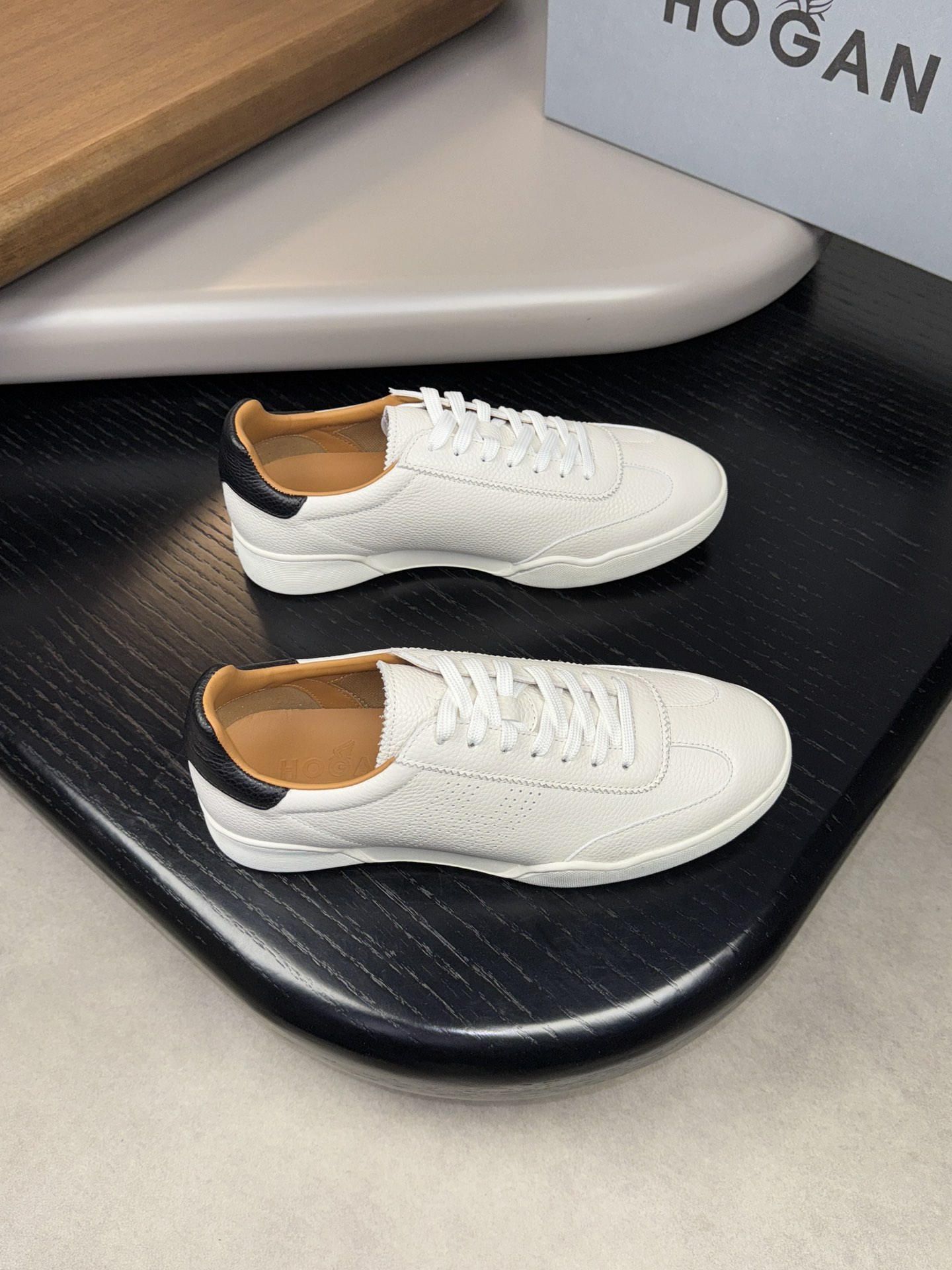 NO:271629,【HOGAN】Hogan - High-end quality Original single - Upper with small calfskin, shoe body punched.H. Totem - Inner water dyed cowhide - Outsole ultra-light TPR·rubber; molded outsole - Ultra-high quality control, fine workmanship, highlighting (high-end, noble, grade) -Size 39-44 (38,45, custom made)·H0039,,hogan,cowhide19860909【HOGAN】霍根 -高端品质 原单 -鞋面摔纹小牛皮、鞋身打孔.H.图腾 -内里水染牛皮 -大底超轻TPR·橡胶；成型大底 -超高品控·做工精细,凸显(高端·贵气·档次) -Size 39-44（38,45,可订做)·H0039,,hogan,cowhide,Men's shoes