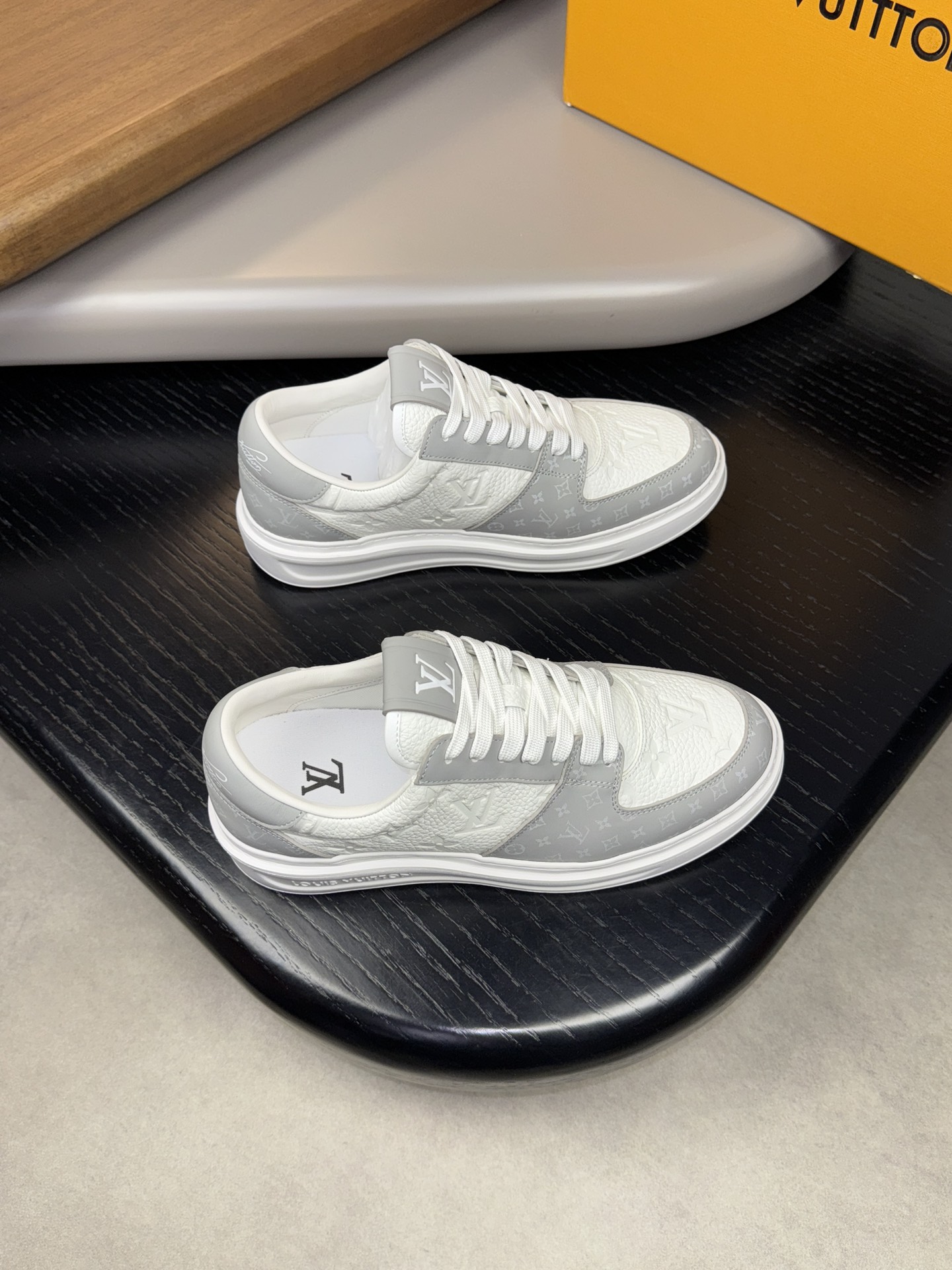 NO:271633,【Louis Vuitton】Louis Vuitton - High-end quality Original single casual sneakers - Upper Napa calfskin silk-print brand totem, fall-up calfskin air compressor brand totem, shoe tongue. Heel high Zhoubo brand logo - inner water dye cowhide, foot pad; brand canvas - outsole ultra-light TPU foam; molded sole - ultra-high quality control · fine workmanship highlighted (high-end · noble · grade) -Size 39-44 (38, 45, custom made)·L0111,,louis vuitton,louis vuitton,sneakers,cowhide19860909【Louis Vuitton】路易威登 -高端品质 原单休闲运动鞋 -鞋面纳帕小牛皮丝印品牌图腾、摔纹小牛皮空压品牌图腾、鞋舌.后跟高周波品牌logo -内里水染牛皮,垫脚；品牌帆布 -大底超轻TPU发泡；成型大底 -超高品控·做工精细凸显(高端·贵气·档次) -Size 39-44（38,45,可订做)·L0111,,louis vuitton,louis vuitton,sneakers,cowhide,Men's shoes