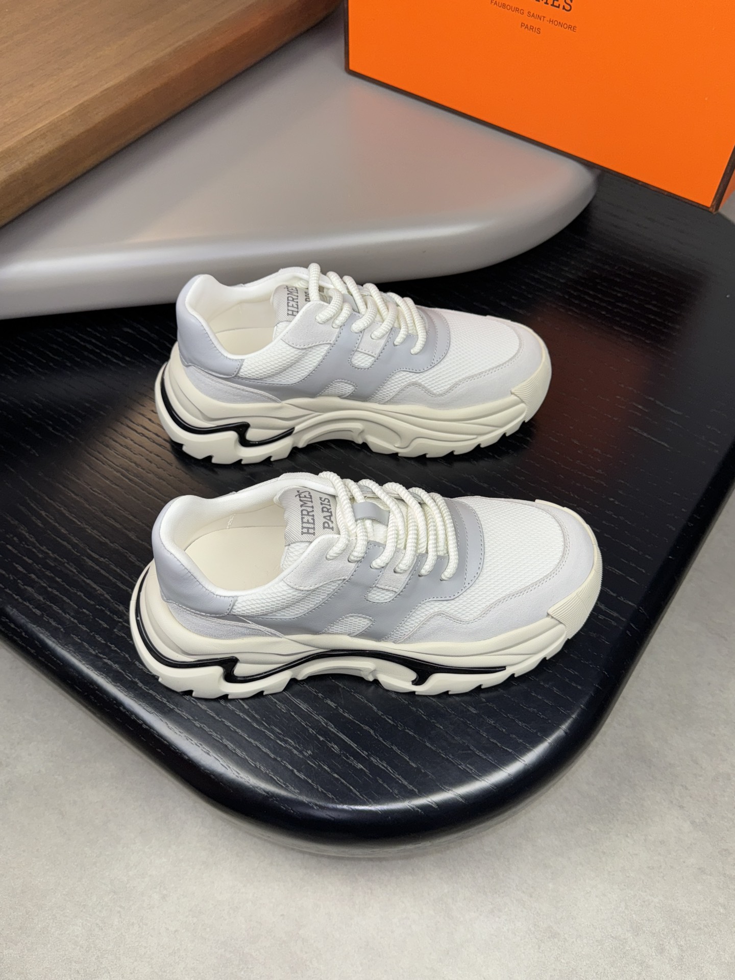 NO:271637,【HERMES】HERMES - High-end quality Original single casual sneakers - Upper Napa calfskin, reverse velvet calfskin, shoe body sewing brand 'H' totem - Inner water dyed cowhide - Outsole ultralight TPU foaming·rubber; Two-color molded outsole - Ultra-high quality control·fine workmanship highlighted (high-end·noble·grade) -Size 39-44 (38,45 can be customized)·HMS0186,,hermes,hermes,sneakers,cowhide19860909【 HERMES】爱马仕  -高端品质 原单休闲运动鞋 -鞋面纳帕小牛皮、反绒小牛皮、鞋身车缝品牌'H'图腾 -内里水染牛皮 -大底超轻TPU发泡·橡胶；双色成型大底 -超高品控·做工精细凸显(高端·贵气·档次) -Size 39-44（38,45可订做)·HMS0186,,hermes,hermes,sneakers,cowhide,Men's shoes