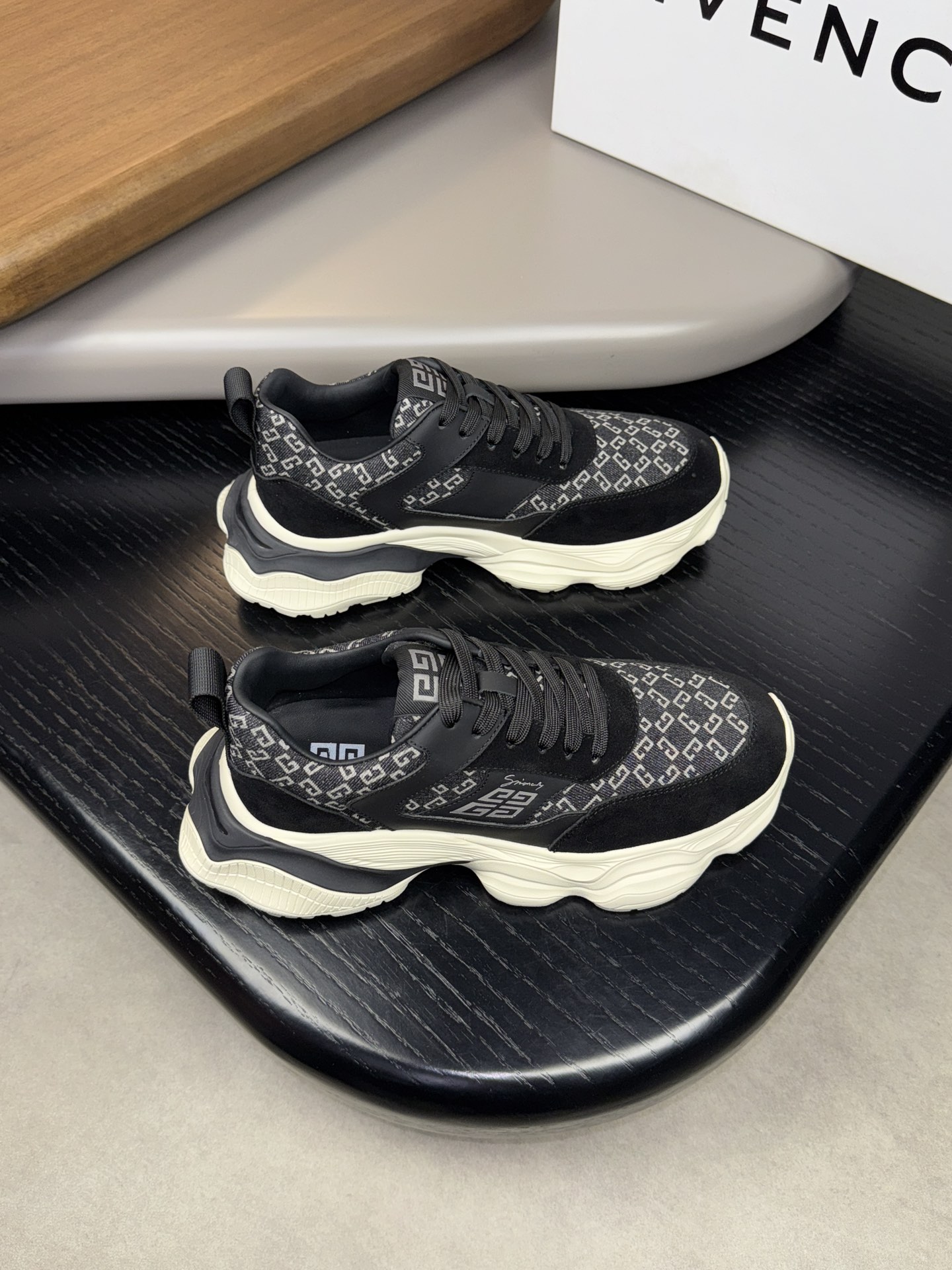 NO:271635,【GIVENCHY】Givenchy - High-end quality Original single casual sneakers - Upper; Napa calfskin, reverse velvet calfskin, brand totem cloth, heel brand webbing, shoe body silk screen brand totem - Inner water dyed cowhide - Outsole ultra-light TPU foam. Rubber; Two-color molded outsole - Ultra-high quality control·fine workmanship highlighting (high-end, noble, grade) -Size 39-44 (38,45, custom made)·G0186,,givenchy,givenchy,sneakers,cowhide19860909【GIVENCHY】纪梵希 -高端品质 原单休闲运动鞋 -鞋面；纳帕小牛皮、反绒小牛皮、品牌图腾布匹、后跟品牌织带、鞋身丝印品牌图腾 -内里水染牛皮 -大底超轻TPU发泡.橡胶; 双色成型大底 -超高品控·做工精细凸显 (高端·贵气·档次) -Size 39-44（38,45,可订做)·G0186,,givenchy,givenchy,sneakers,cowhide,Men's shoes