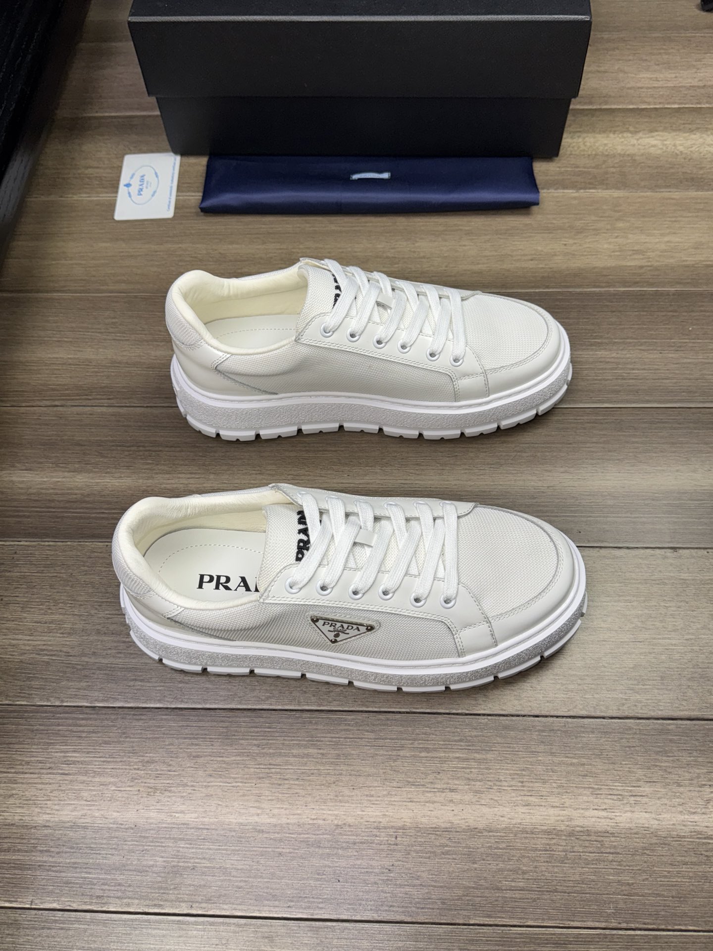 NO:271709,【PRADA】Prada - High-end quality Original single casual sports shoes - Upper open-edged beaded cowhide leather, brand high mercerized canvas, shoe body brand metal fastener, shoe tongue injection molding brand logo - Inner water dye cowhide - Outsole ultra-light TPU foaming·rubber; molded outsole - Ultra-high quality control·fine workmanship highlighted (high-end·noble·grade) -Size 38-44 (45, custom made)·PR03726,,prada,prada,sneakers,cowhide19860909【PRADA】普拉达  -高端品质 原单休闲运动鞋 -鞋面开边珠牛皮、品牌高丝光帆布、鞋身品牌金属扣件、鞋舌注塑品牌logo -内里水染牛皮 -大底超轻TPU发泡·橡胶；成型大底 -超高品控·做工精细凸显(高端·贵气·档次) -Size 38-44（45,可订做)·PR03726,,prada,prada,sneakers,cowhide,Men's shoes