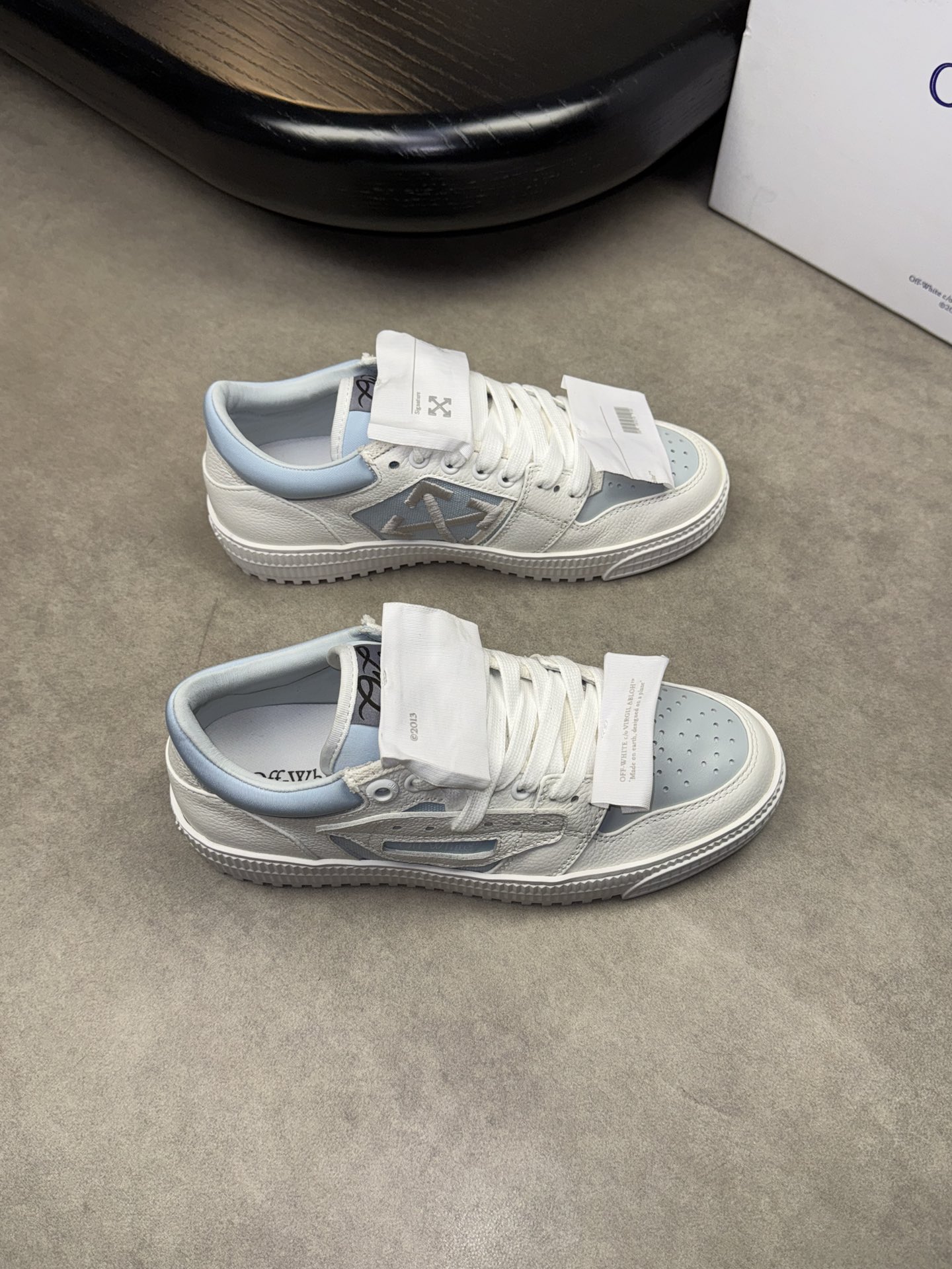 NO:271705,【 off-white】 - High-end quality Original single couple casual sneakers - Upper smacking calfskin, brand canvas, shoe body sewing brand logo - Inner water dye sheepskin, foot pad; Brand canvas - Outsole ultra-light TPR·rubber; molded outsole - Ultra-high quality control·fine workmanship highlight (high-end, noble, grade) -Size Men and women's same style 36-44 (women 35, men 45 can be customized)·0186,, off white,sneakers, cowhide, sheepskin19860909【 off-white】 -高端品质 原单情侣装休闲运动鞋 -鞋面摔纹小牛皮、品牌帆布、鞋身车缝品牌Logo -内里水染羊皮,垫脚；品牌帆布 -大底超轻TPR·橡胶；成型大底 -超高品控·做工精细凸显(高端·贵气·档次) -Size 男女同款36-44（女35,男45可订做)·0186,,off white,sneakers,cowhide,sheepskin,Men's shoes