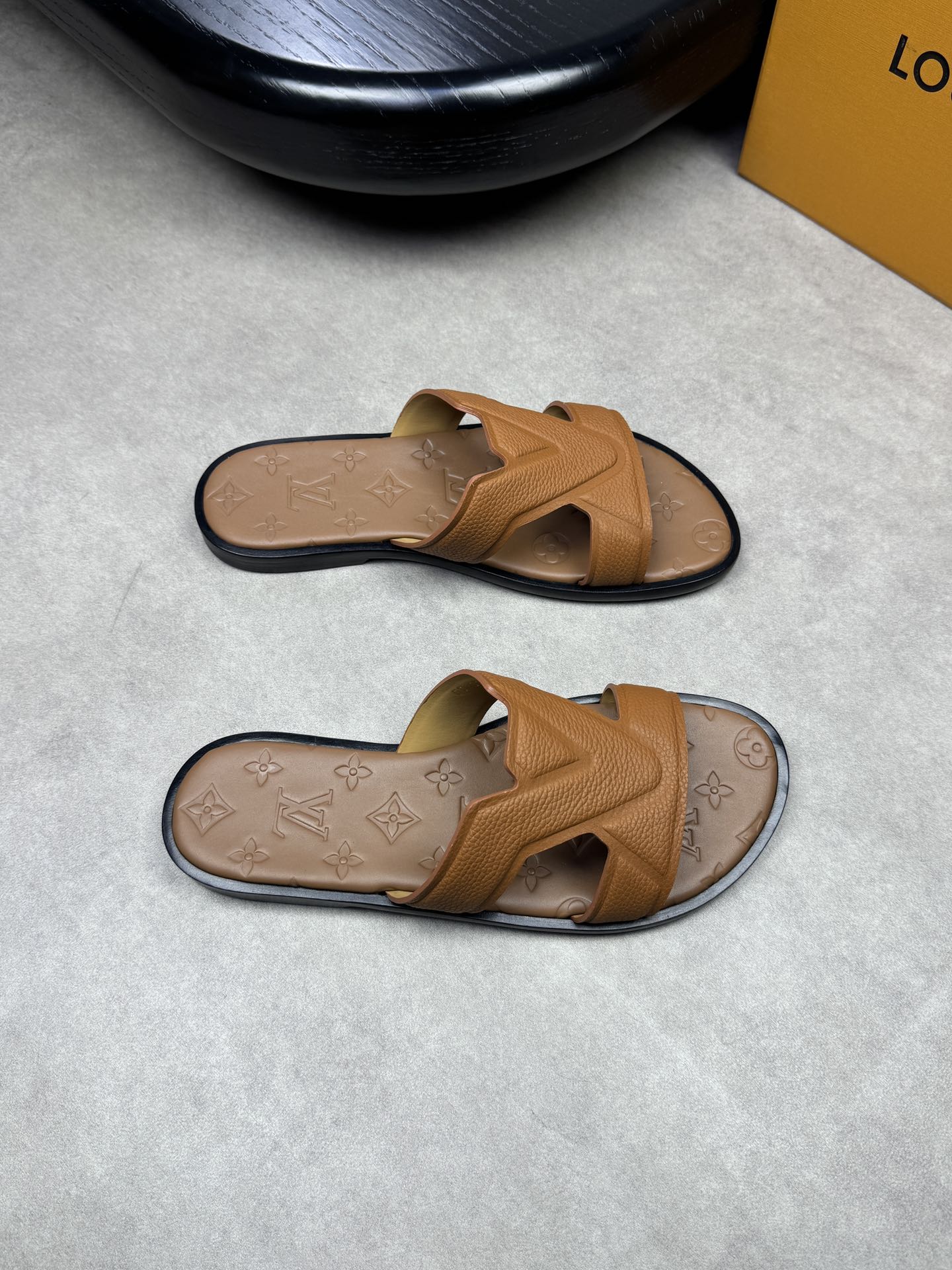 NO:271714,【Louis Vuitton】Louis Vuitton - High-end quality Original single sandals - Upper with a slim patterned calfskin, forged brand module - Inner water dyed cowhide, foot pad; Napa cowhide air compressor brand totem - Outsole ultra-light TPR rubber. Leather; genuine leather combination molding outsole - Ultra-high quality control·fine workmanship highlighting (high-end, noble, grade) -Size 39-44 (38.45, 46,47, custom made)·0199,,louis vuitton,louis vuitton,slippers,cowhide19860909【Louis Vuitton】路易威登 -高端品质 原单凉拖鞋 -鞋面摔纹小牛皮、锻造品牌模块 -内里水染牛皮,垫脚；纳帕牛皮空压品牌图腾 -大底超轻TPR橡胶.真皮；真皮组合成型大底 -超高品控·做工精细凸显(高端·贵气·档次) -Size 39-44（38.45, 46,47,可订做)·0199,,louis vuitton,louis vuitton,slippers,cowhide,Men's shoes