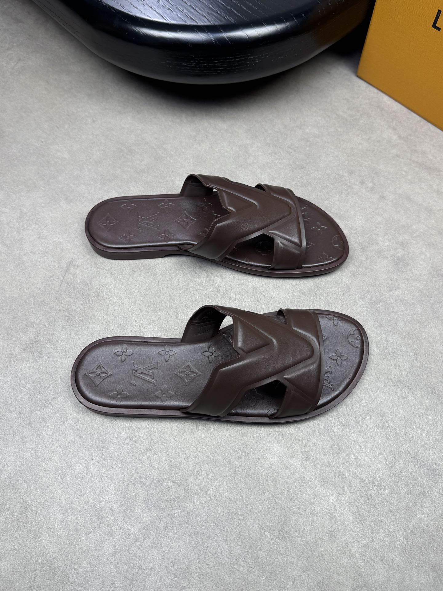 NO:271717,【Louis Vuitton】Louis Vuitton - High-end quality Original single sandals - Upper Napa calfskin, forged brand module - Inner water dyed cowhide, foot pad; Napa cowhide air compressor brand totem - Outsole ultra-light TPR rubber. Leather; genuine leather combination molding outsole - Ultra-high quality control·fine workmanship highlighting (high-end, noble, grade) -Size 39-44 (38.45, 46,47, custom made)·0199,,louis vuitton,louis vuitton,slippers,cowhide19860909【Louis Vuitton】路易威登 -高端品质 原单凉拖鞋 -鞋面纳帕小牛皮、锻造品牌模块 -内里水染牛皮,垫脚；纳帕牛皮空压品牌图腾 -大底超轻TPR橡胶.真皮；真皮组合成型大底 -超高品控·做工精细凸显(高端·贵气·档次) -Size 39-44（38.45, 46,47,可订做)·0199,,louis vuitton,louis vuitton,slippers,cowhide,Men's shoes