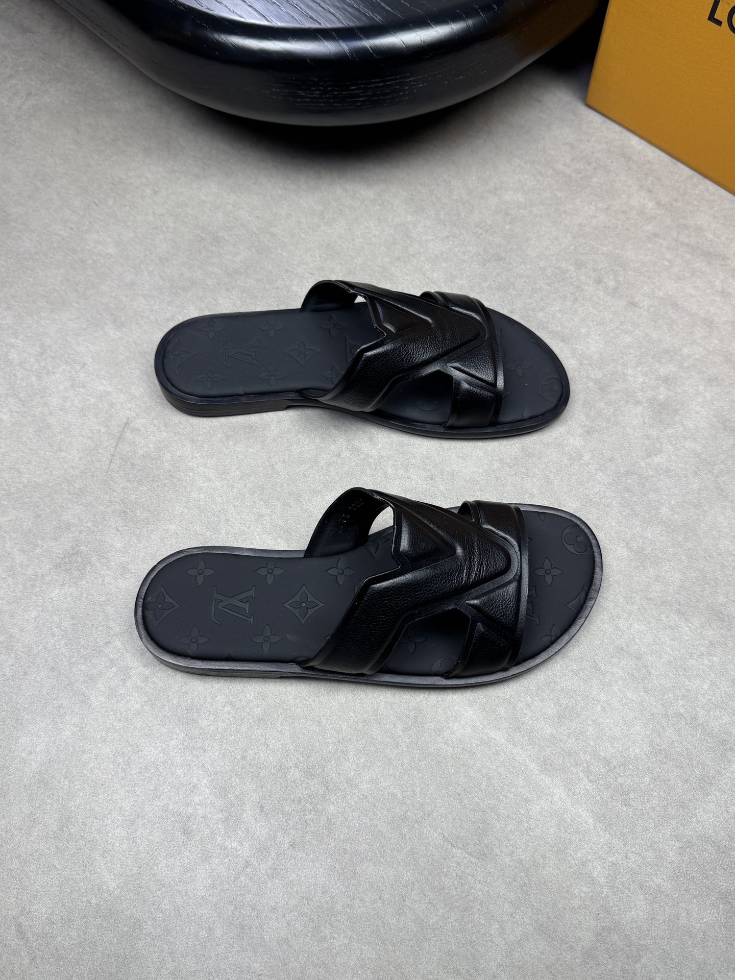 NO:271720,【Louis Vuitton】Louis Vuitton - High-end quality Original single sandals - Upper with a slim patterned calfskin, forged brand module - Inner water dyed cowhide, foot pad; Napa cowhide air compressor brand totem - Outsole ultra-light TPR rubber. Leather; genuine leather combination molding outsole - Ultra-high quality control·fine workmanship highlighting (high-end, noble, grade) -Size 39-44 (38.45, 46,47, custom made)·0199,,louis vuitton,louis vuitton,slippers,cowhide19860909【Louis Vuitton】路易威登 -高端品质 原单凉拖鞋 -鞋面摔纹小牛皮、锻造品牌模块 -内里水染牛皮,垫脚；纳帕牛皮空压品牌图腾 -大底超轻TPR橡胶.真皮；真皮组合成型大底 -超高品控·做工精细凸显(高端·贵气·档次) -Size 39-44（38.45, 46,47,可订做)·0199,,louis vuitton,louis vuitton,slippers,cowhide,Men's shoes