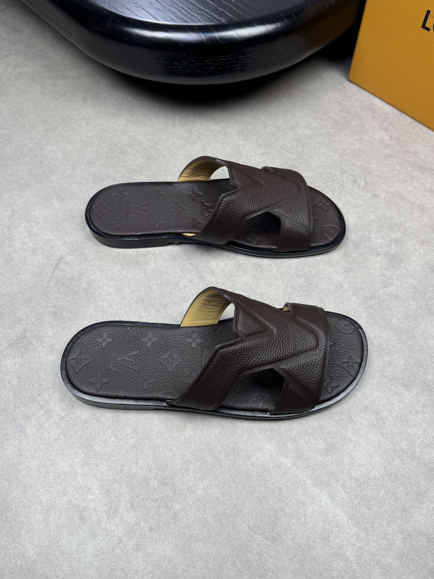 NO:271723,【Louis Vuitton】Louis Vuitton - High-end quality Original single sandals - Upper with a calfskin, forged brand module - Inner water dyed cowhide, foot pad; Whisked cowhide air compressed brand totem - Outsole ultra-light TPR rubber. Leather; genuine leather combination molding outsole - Ultra-high quality control·fine workmanship highlighting (high-end, noble, grade) -Size 39-44 (38.45, 46,47, custom made)·0199,,louis vuitton,louis vuitton,slippers,cowhide19860909【Louis Vuitton】路易威登 -高端品质 原单凉拖鞋 -鞋面摔纹小牛皮、锻造品牌模块 -内里水染牛皮,垫脚；摔纹牛皮空压品牌图腾 -大底超轻TPR橡胶.真皮；真皮组合成型大底 -超高品控·做工精细凸显(高端·贵气·档次) -Size 39-44（38.45, 46,47,可订做)·0199,,louis vuitton,louis vuitton,slippers,cowhide,Men's shoes