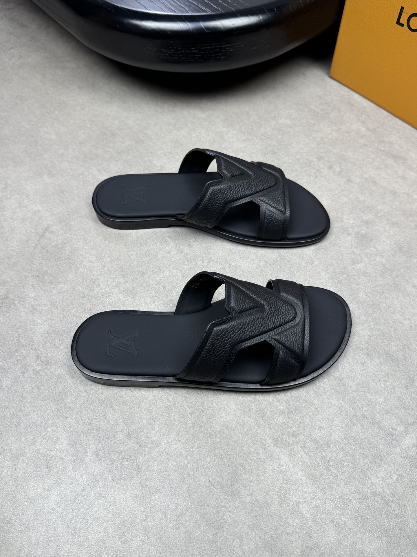 NO:271697,【Louis Vuitton】Louis Vuitton - High-end quality Original single sandals - Upper with a slim patterned calfskin, forged brand module - Inner water dyed cowhide, foot pad; Napa cowhide air compressor brand totem - Outsole ultra-light TPR rubber. Leather; genuine leather combination molding outsole - Ultra-high quality control·fine workmanship highlighting (high-end, noble, grade) -Size 39-44 (38.45, 46,47, custom made)·0199,,louis vuitton,louis vuitton,slippers,cowhide19860909【Louis Vuitton】路易威登 -高端品质 原单凉拖鞋 -鞋面摔纹小牛皮、锻造品牌模块 -内里水染牛皮,垫脚；纳帕牛皮空压品牌图腾 -大底超轻TPR橡胶.真皮；真皮组合成型大底 -超高品控·做工精细凸显(高端·贵气·档次) -Size 39-44（38.45, 46,47,可订做)·0199,,louis vuitton,louis vuitton,slippers,cowhide,Men's shoes