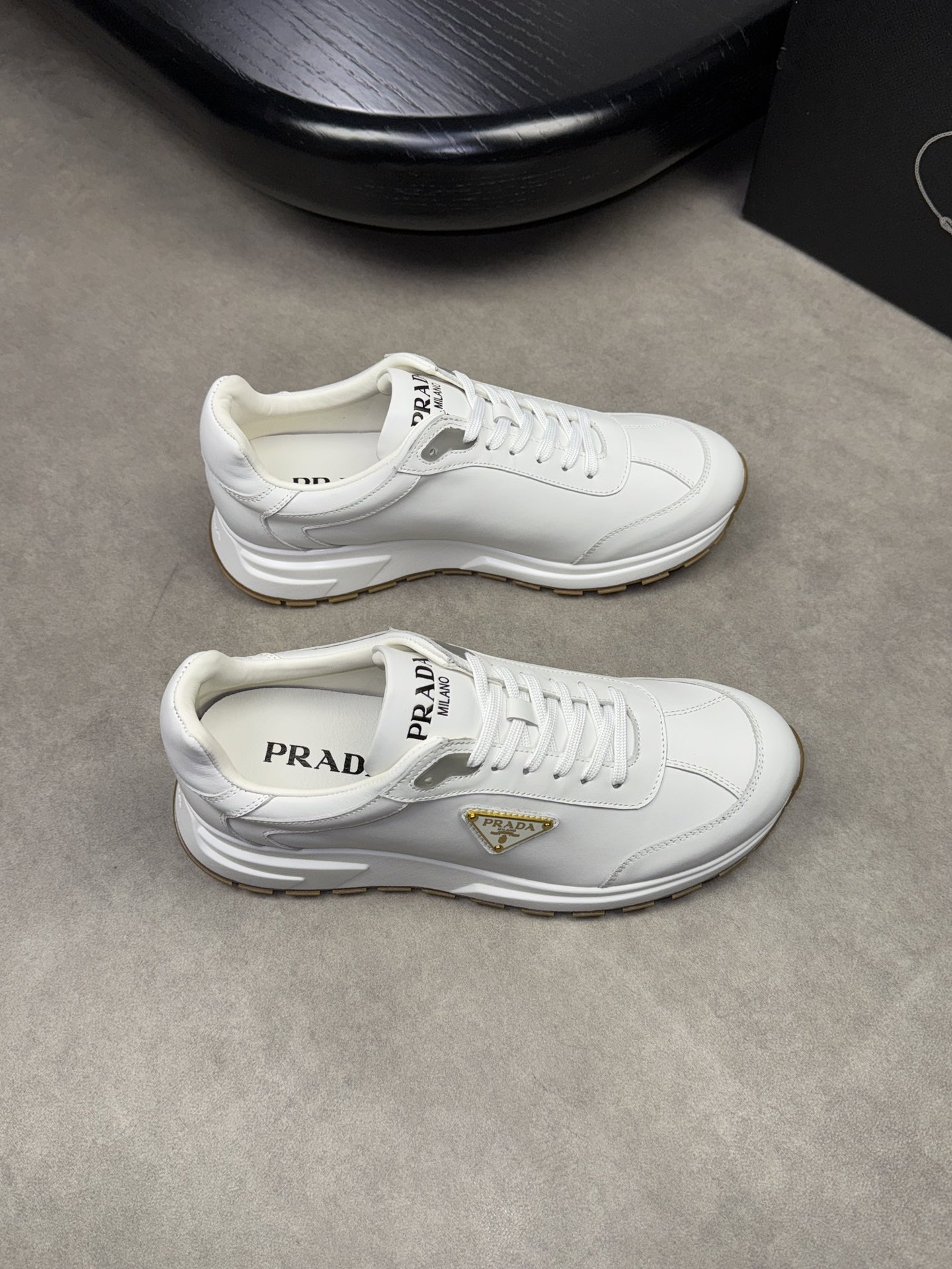 NO:271700,【PRADA】Prada - High-end quality Original single casual sneakers - Upper Napa calfskin, shoe body brand metal fastener, high-tone shoe tongue logo - Inner water dyed cowhide - Outsole ultra-light TPU foaming·rubber; molded outsole - Ultra-high quality control·fine workmanship highlighted (high-end·noble·grade) -Size 38-44 (45, custom made)·PR03726,,prada,prada,sneakers,cowhide19860909【PRADA】普拉达  -高端品质 原单休闲运动鞋 -鞋面纳帕小牛皮、鞋身品牌金属扣件、鞋舌高周波品牌logo -内里水染牛皮 -大底超轻TPU发泡·橡胶；成型大底 -超高品控·做工精细凸显(高端·贵气·档次) -Size 38-44（45,可订做)·PR03726,,prada,prada,sneakers,cowhide,Men's shoes