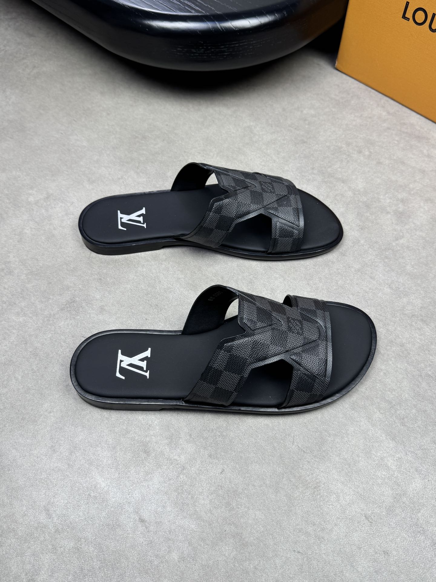 NO:271854,【Louis Vuitton】Louis Vuitton - High-end quality original single sandals - upper brand totem PVC leather, forging brand module - inner water dyed cowhide, foot pad; Napa cowhide air compressed brand totem - outsole ultra-light TPR rubber. genuine leather; genuine leather combination molding outsole - ultra-high quality control·fine workmanship highlight (high-end, noble, grade) -Size 39-44 (38.45, 46,47, custom made)·0199,,louis vuitton,louis vuitton,slippers,cowhide19860909【Louis Vuitton】路易威登 -高端品质 原单凉拖鞋 -鞋面品牌图腾PVC皮料、锻造品牌模块 -内里水染牛皮,垫脚；纳帕牛皮空压品牌图腾 -大底超轻TPR橡胶.真皮；真皮组合成型大底 -超高品控·做工精细凸显(高端·贵气·档次) -Size 39-44（38.45, 46,47,可订做)·0199,,louis vuitton,louis vuitton,slippers,cowhide,Men's shoes